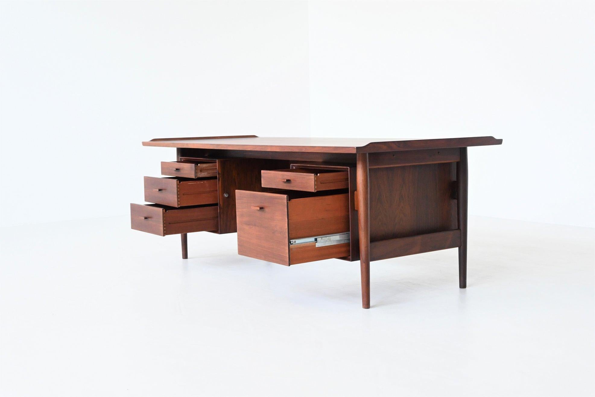 Arne Vodder model 207 executive desk rosewood Sibast Denmark 1960 In Good Condition In Etten-Leur, NL