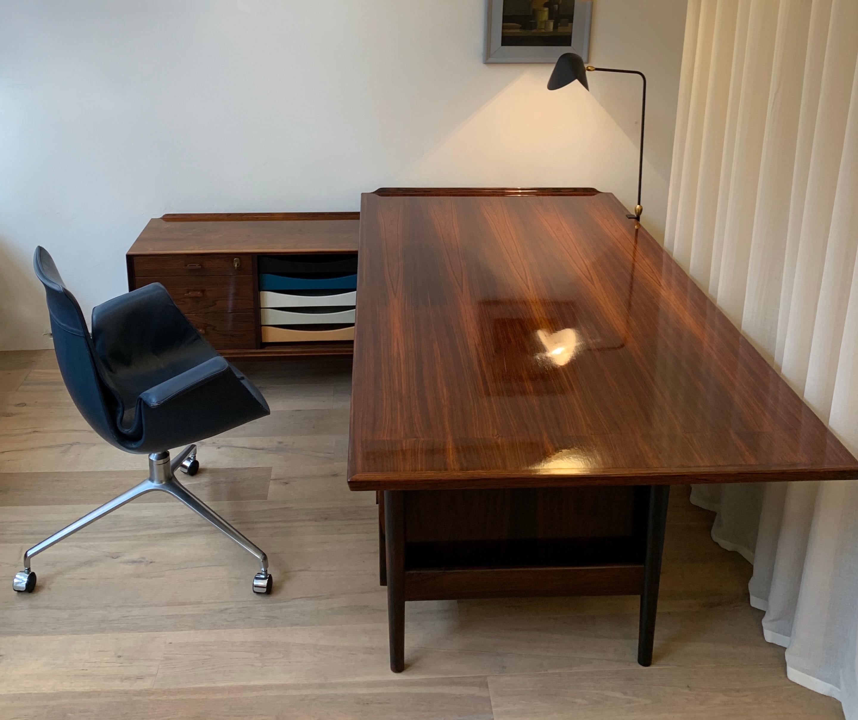 Impressive Rosewood freestanding desk & return /credenza model 209 by Arne Vodder, made by Helge Sibast Denmark circa 1958. 

The desk, with raised edge to the left, is executed with a three drawer compartment on the right side with a full working
