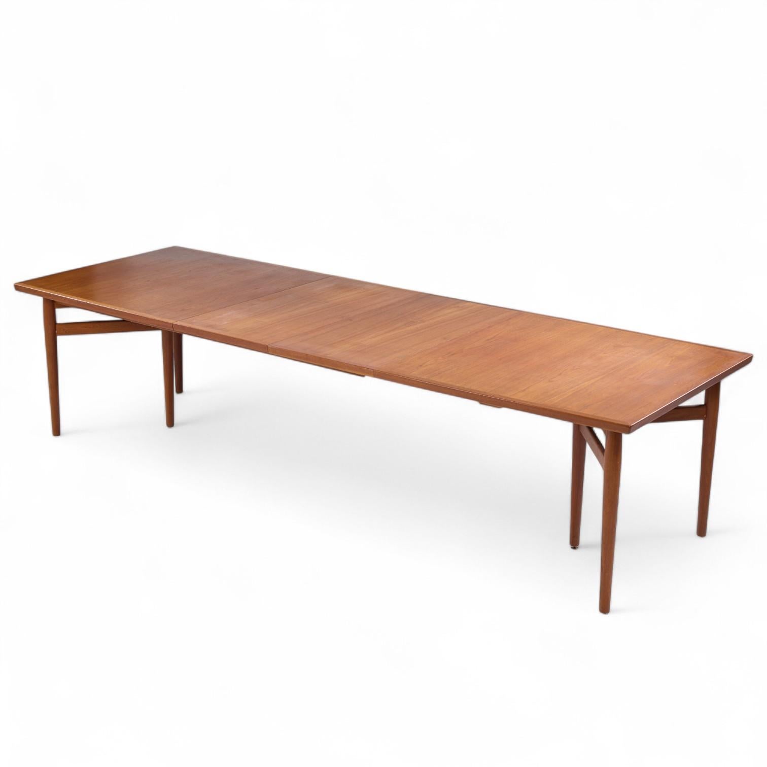 Arne Vodder Model 212 Mid Century Danish Teak Expanding Dining Table - 2 Leaves For Sale 5