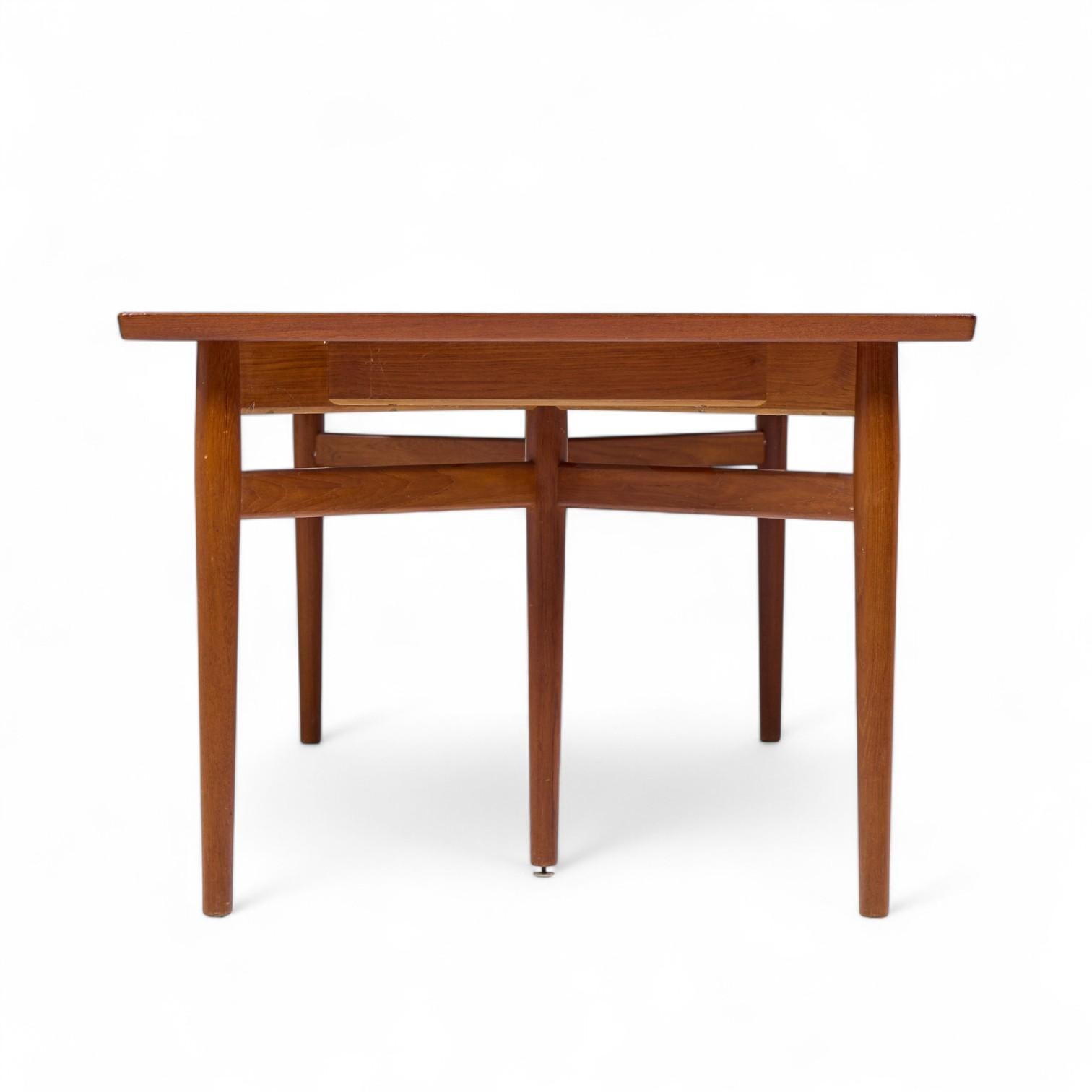 Arne Vodder Model 212 Mid Century Danish Teak Expanding Dining Table - 2 Leaves In Good Condition For Sale In Franklin Park, IL