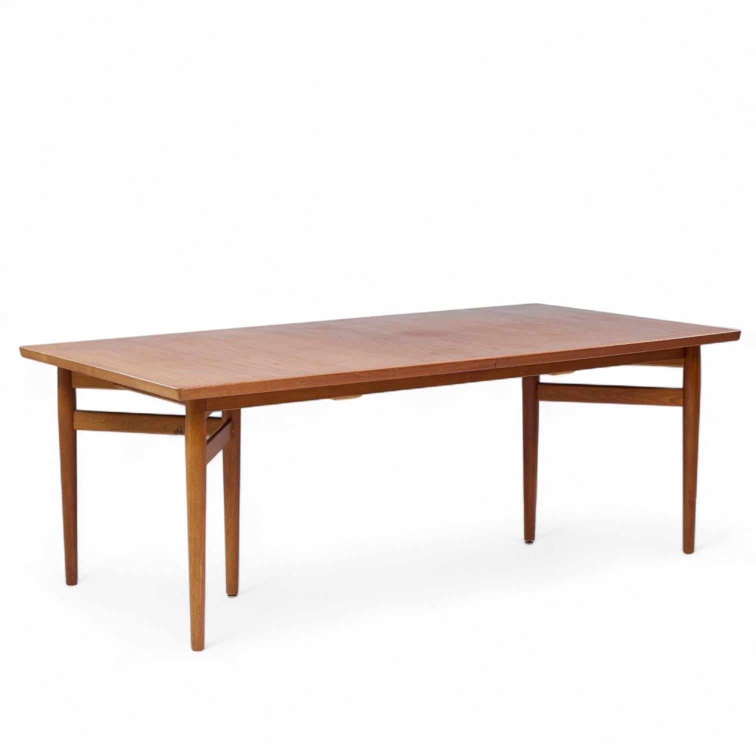 Arne Vodder Model 212 Mid Century Danish Teak Expanding Dining Table - 2 Leaves For Sale 1