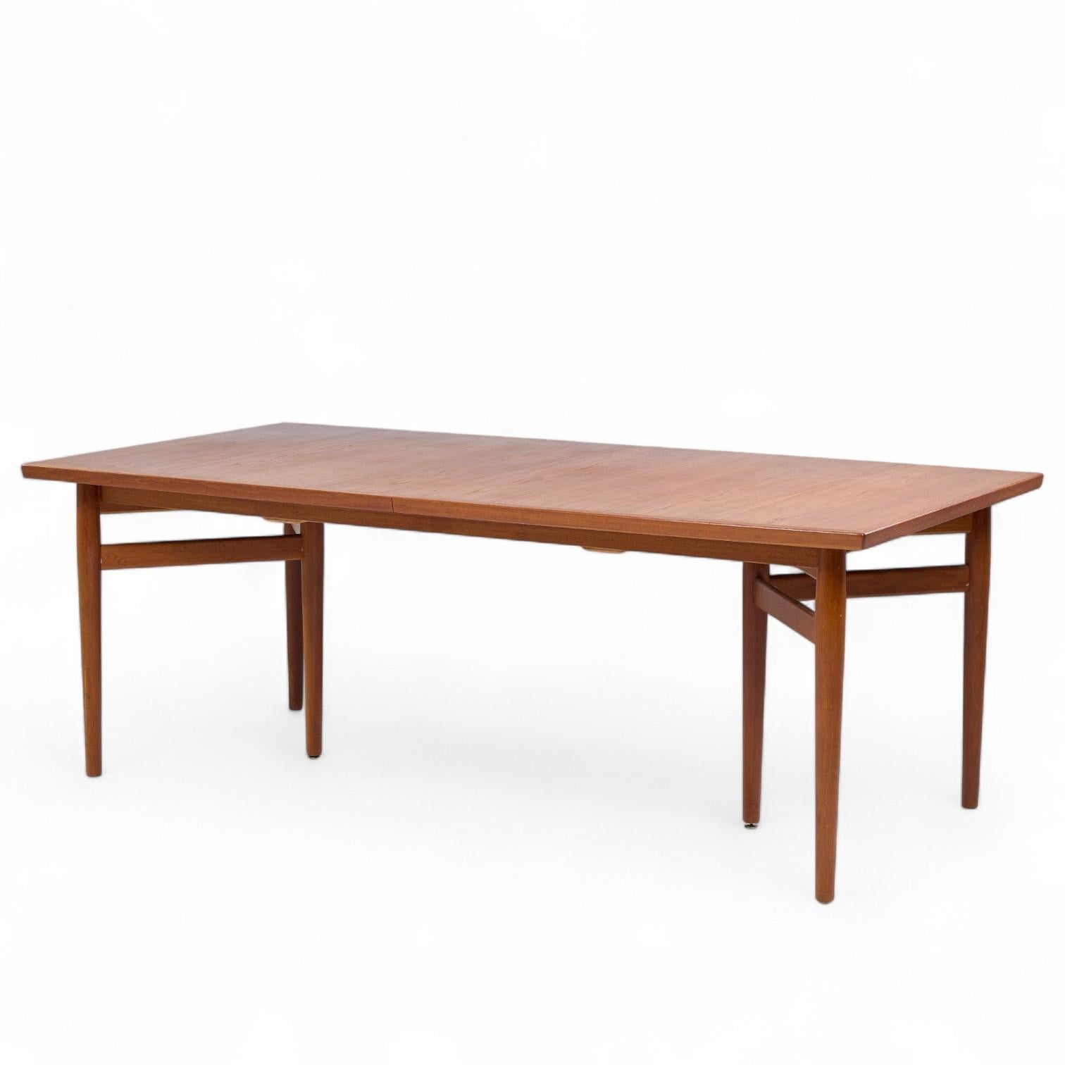 Arne Vodder Model 212 Mid Century Danish Teak Expanding Dining Table - 2 Leaves For Sale 2