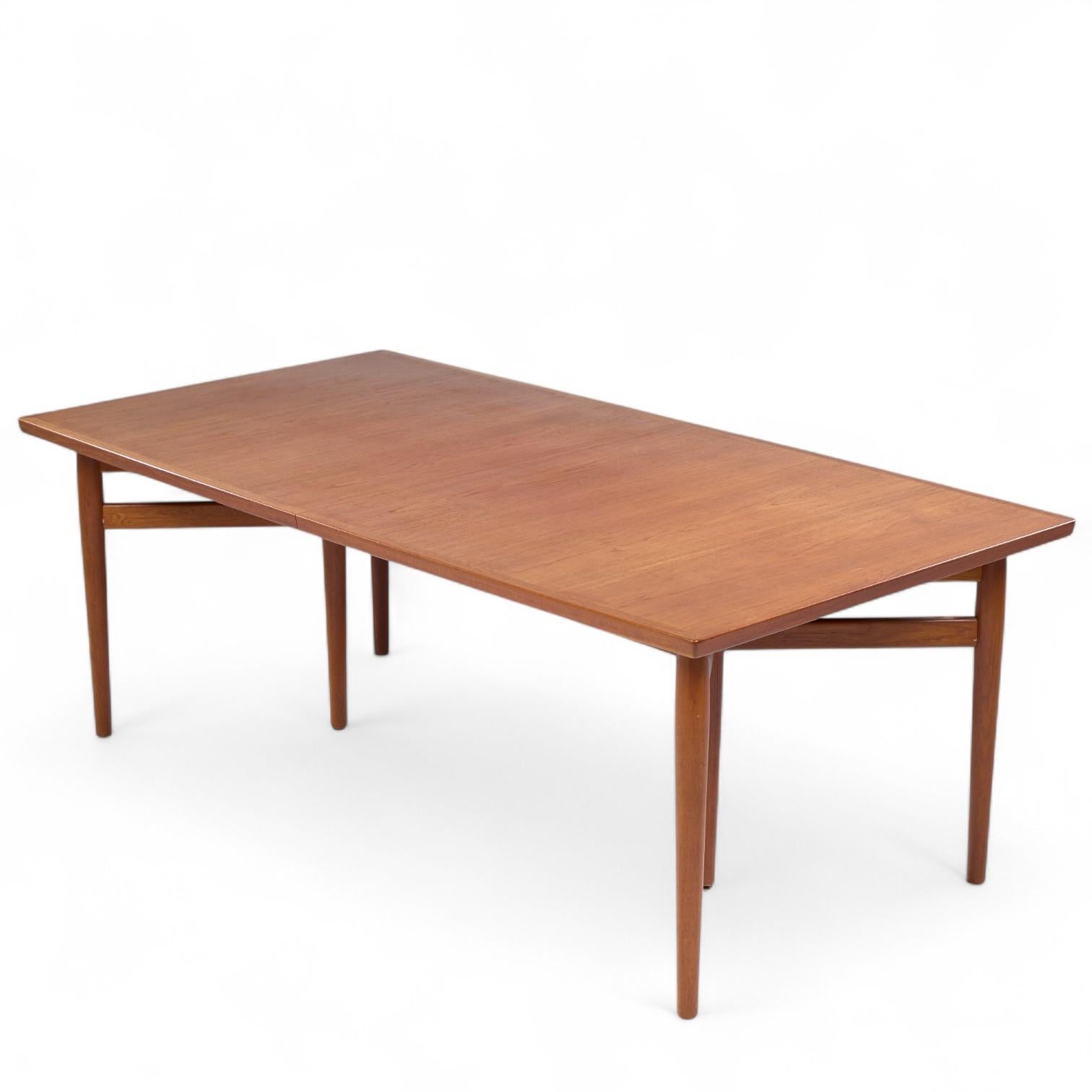 Arne Vodder Model 212 Mid Century Danish Teak Expanding Dining Table - 2 Leaves For Sale 3