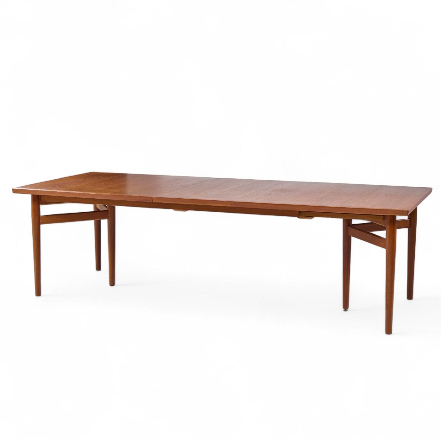 Arne Vodder Model 212 Mid Century Danish Teak Expanding Dining Table - 2 Leaves For Sale 4