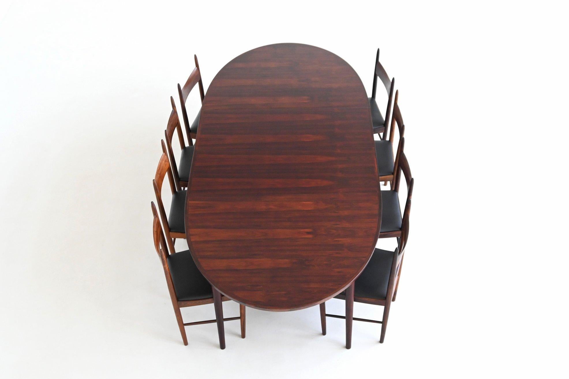 Elegante e iconico tavolo da pranzo ovale modello 212 disegnato da Arne Vodder per Sibast Møbler, Danimarca 1960. Questo straordinario tavolo, realizzato in legno di palissandro riccamente venato, esemplifica il raffinato linguaggio del design