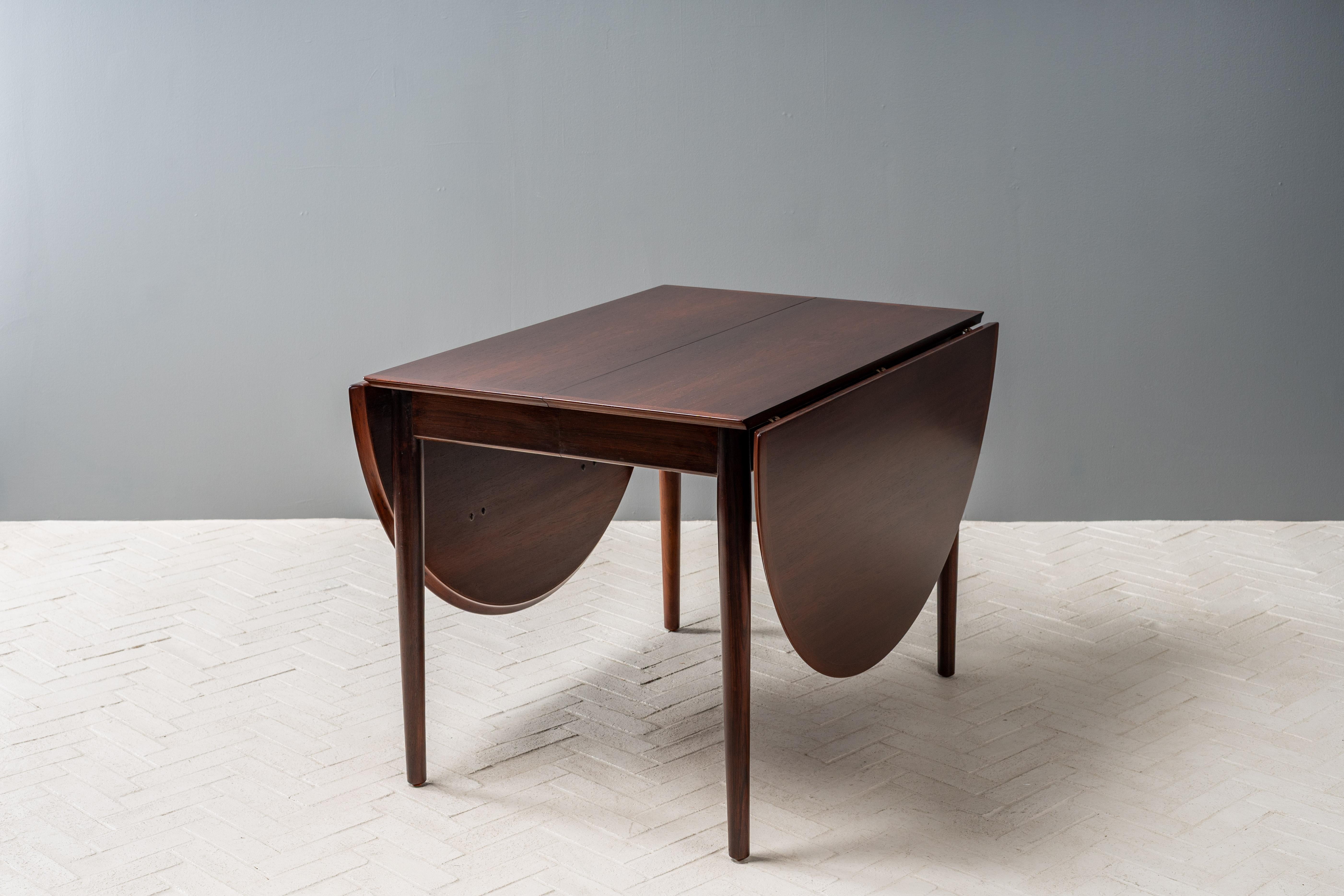 Danimarca, anni '60 circa. Uno scarso tavolo allungabile Model 227 di Arne Vodder per Sibast. Grazie a un design intelligente e insolito, il pezzo può trasformarsi da un tradizionale tavolo a ribalta, come spesso si trova in un corridoio o dietro a