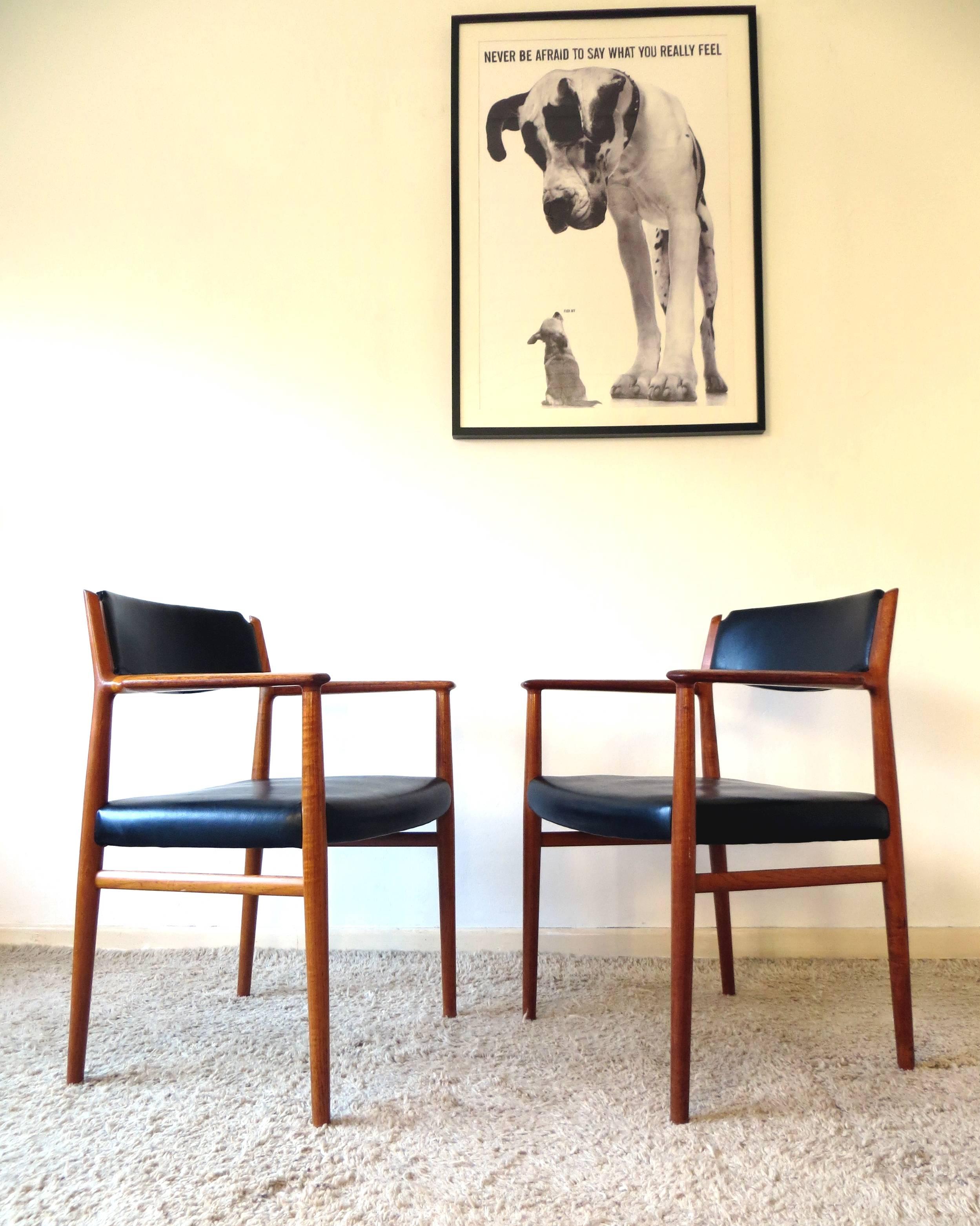 Denmark Scandinavian modern design classics armchairs from the 1960s in highest quality from the renowned cabinetmaker Sibast model 418 by the coveted designer Arne Vodder. Danish Mid-Century Mordern finest objects.
Special features are the organic