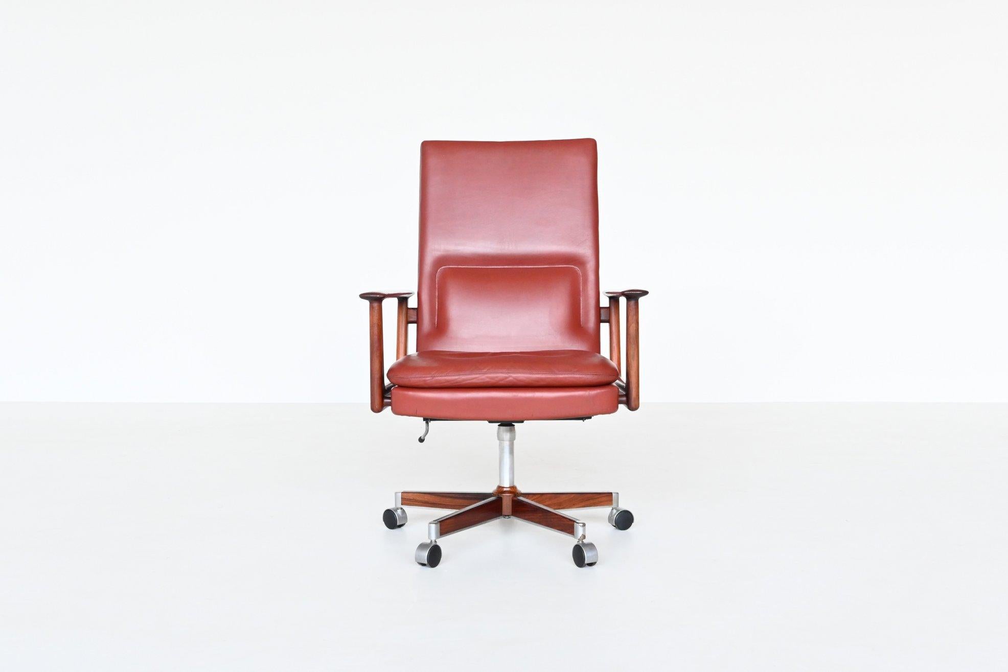 Beautiful president desk chair model 419 designed by Arne Vodder for Sibast Furniture, Denmark 1960. This Danish design exclusive chair has sculptural rosewood armrests. The aluminium base with rosewood inlay and the cognac leather seating makes it