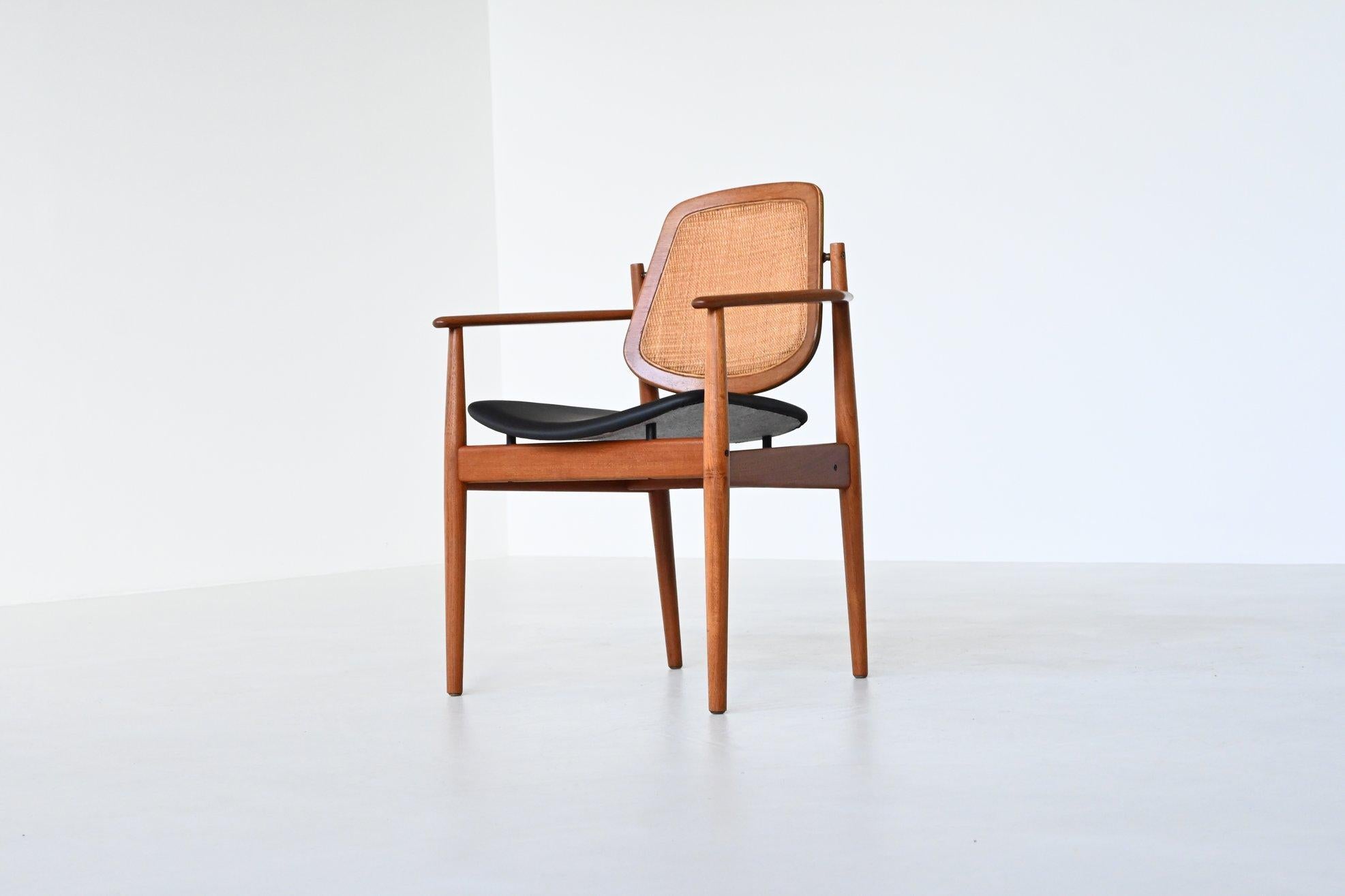 Rare and incredible armchair model FD-186 designed by Arne Vodder for France & Søn, Denmark 1957. This armchair has a base made of solid teak wood and the seat is newly upholstered in high quality black leather which contrasts beautifully with the