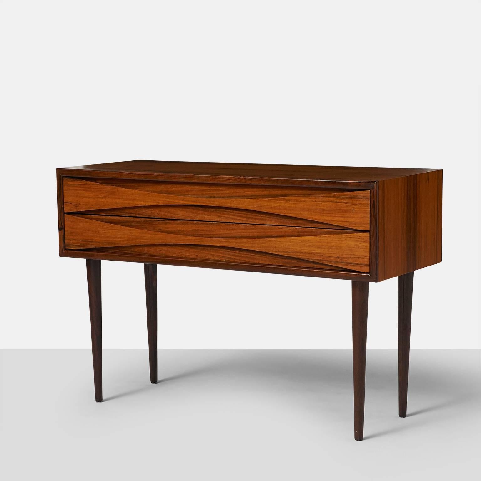 An elegant nightstand or side table with two drawers in Rosewood with bow tie drawer pulls on stiletto legs. Made by N.C. Mobler
Denmark, circa 1950s.