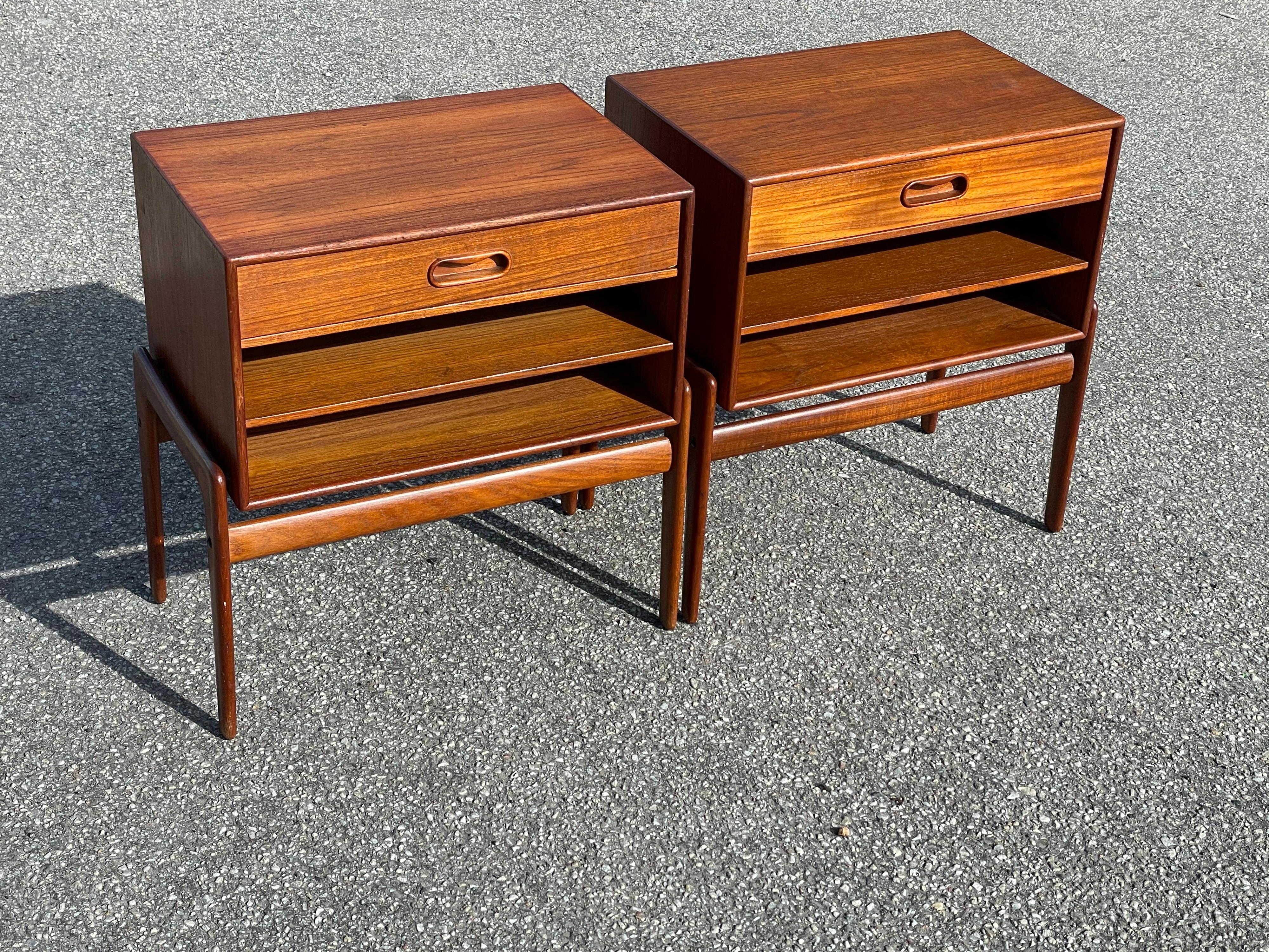 Arne Vodder Scandinavian Modern nightstands for Vamo Sonderborg. Both bedside tables have a drawer and two shelves. Drawers can be placed in three different positions. Branded. And in good condition. 

     