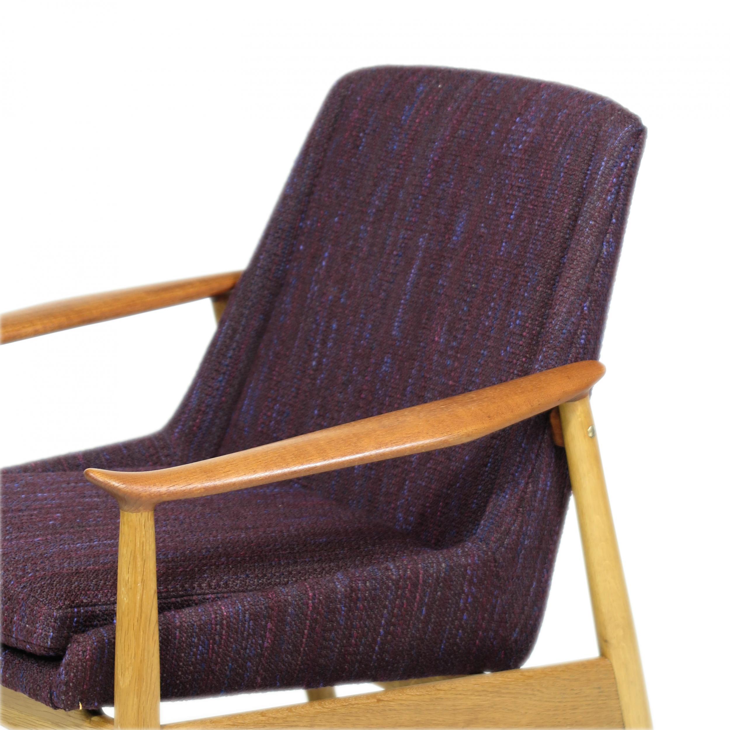 Danish easy chair designed by Arne Vodder for Slagelse Mobelveark, model 810 circa 1959, Denmark. Chair crafted of a solid oak frame with sculpted teak arms, and newly upholstered in Knoll Rivington textile. Finely restored in excellent condition