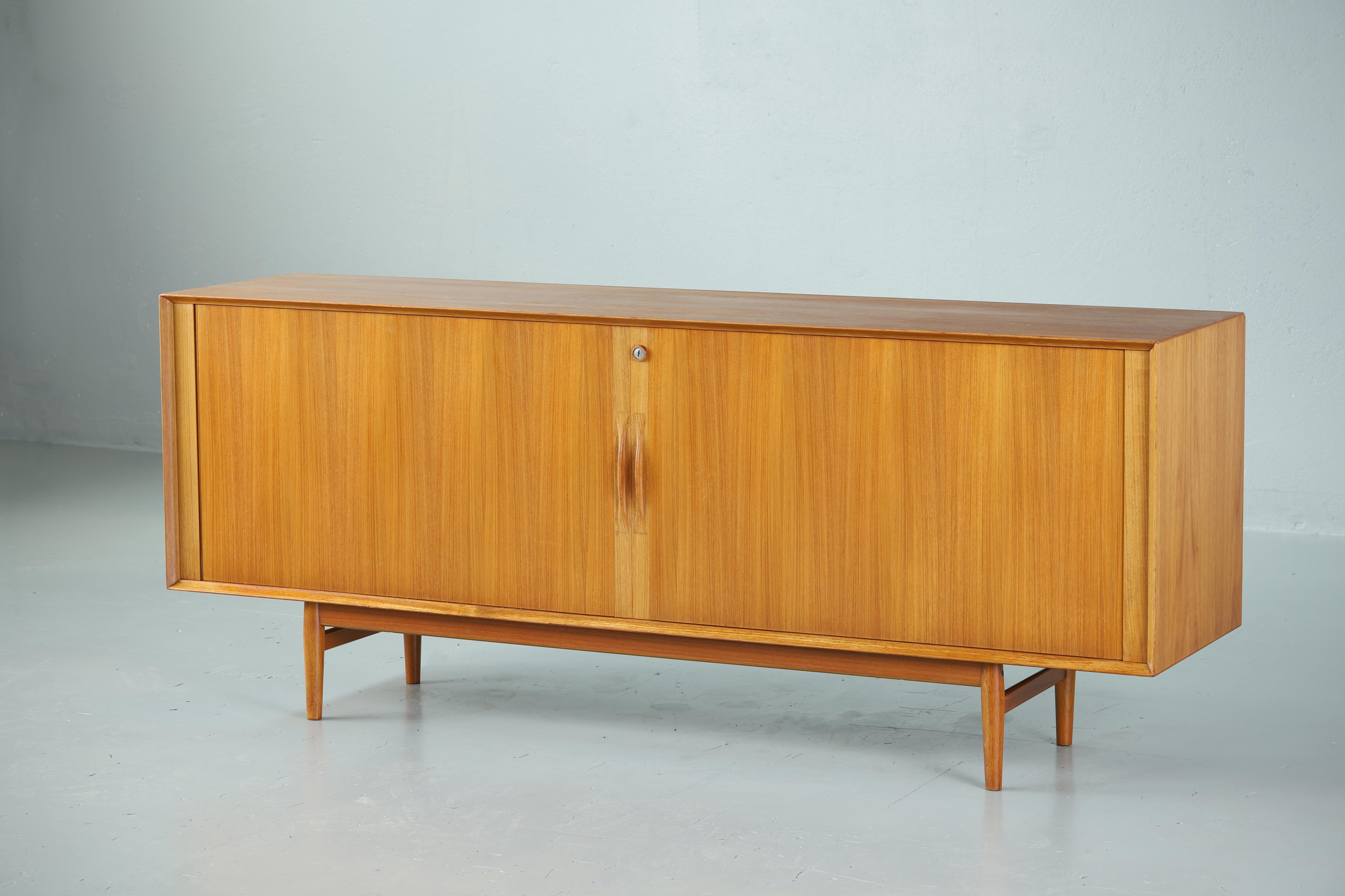 OS 37 sideboard ('Triennale' sideboard) designed by Arne Vodder (Denmark, 1926-2009) for Siblast, circa 1959.
This sideboard features perfect proportions and recognizable love of detail, high quality workmanship using first class materials.
Two
