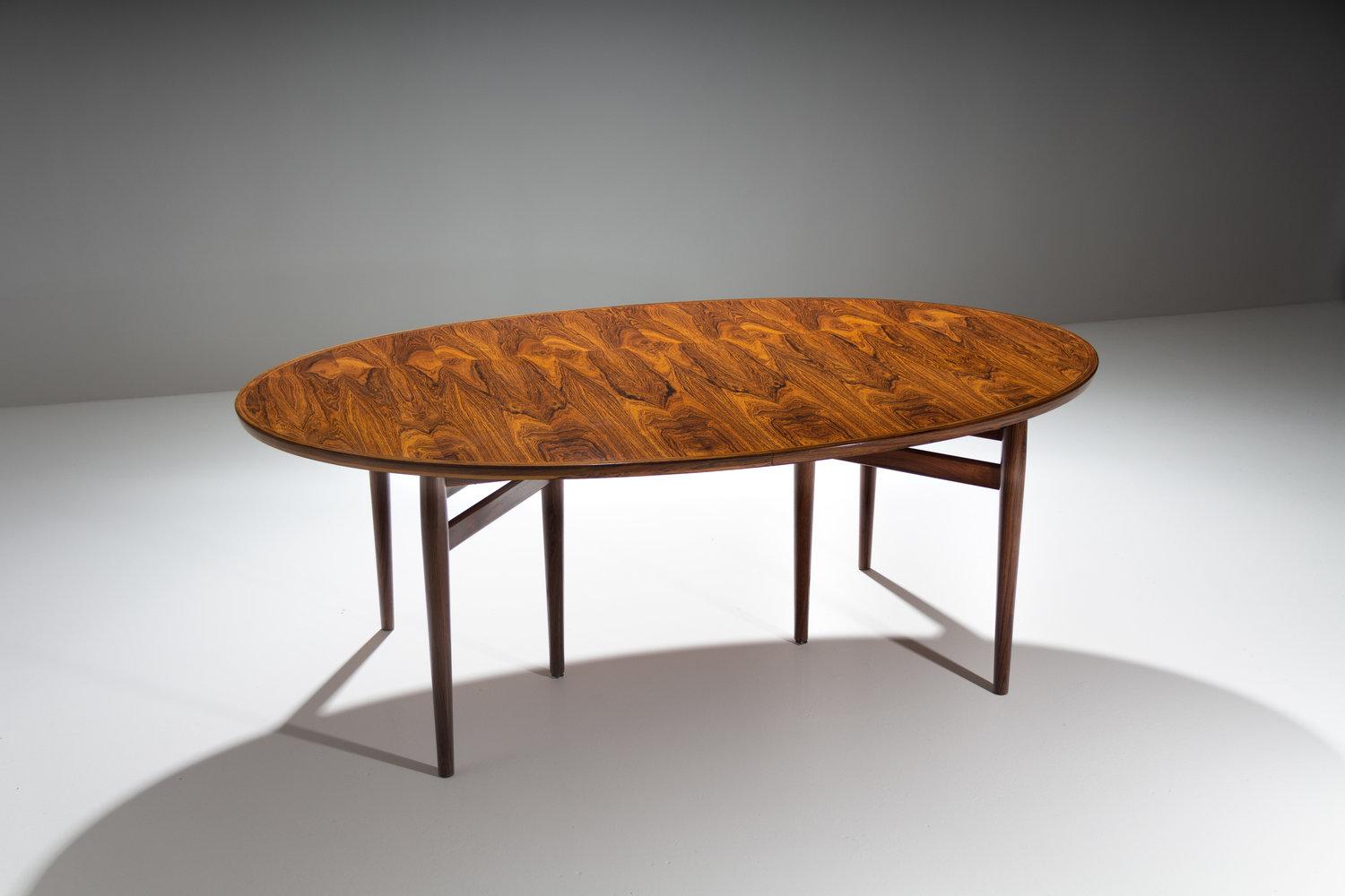 Arne Vodder oval rosewood dining table model 212 with two extension leaves. Manufactured by Sibast Furniture 1960s.

This oval table is executed in solid and veneer rosewood and has aged beautifully. Due to time and sunlight especially the