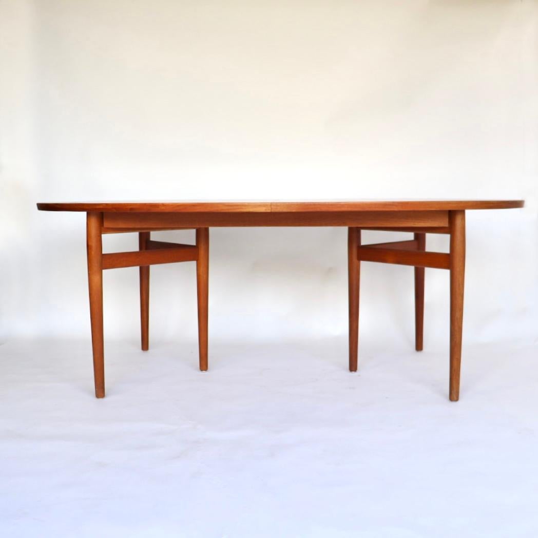 Magnifique table de salle à manger Arne Vodder par Siblast, modèle 212 en bois de rose.

Cette grande table ovale est dotée d'une base unique composée de six pieds disposés en triangle à chaque extrémité. La combinaison du design subtil de Vodder et