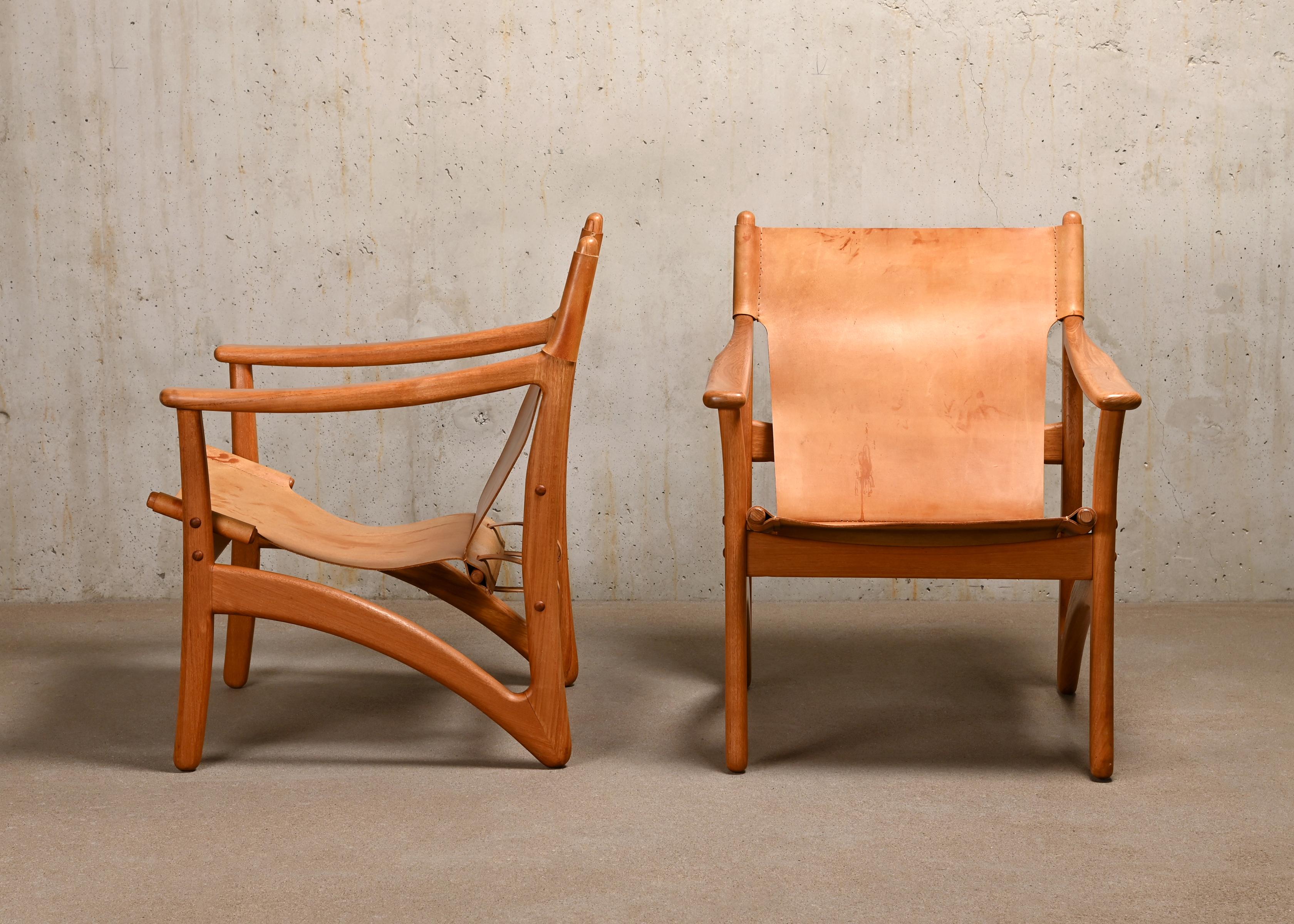 Beautiful and hard to find Arne Vodder hunting lounge chairs manufactured by Kircodan Furniture, Denmark. Teak frame and cognac coloured patined saddle leather. Very good condition with minimal wear and signed with manufacture label.

The chairs