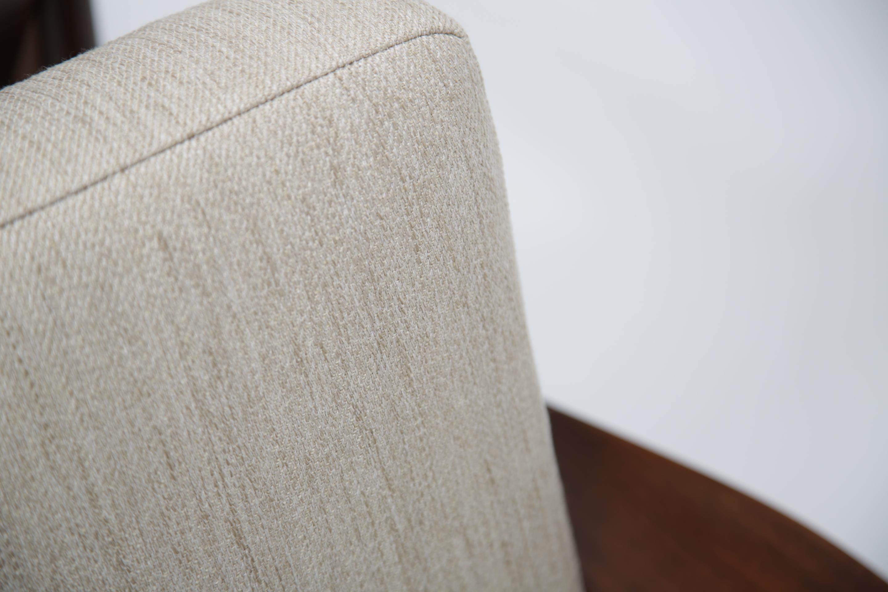 Sillas de comedor danesas vintage de teca y cuero de Henry Rosengren Hansen - Bellamente restauradas y recién tapizadas en una encantadora tela color avena. Estas sillas son cómodas y tienen un gran estilo y diseño en general. Están fabricados en