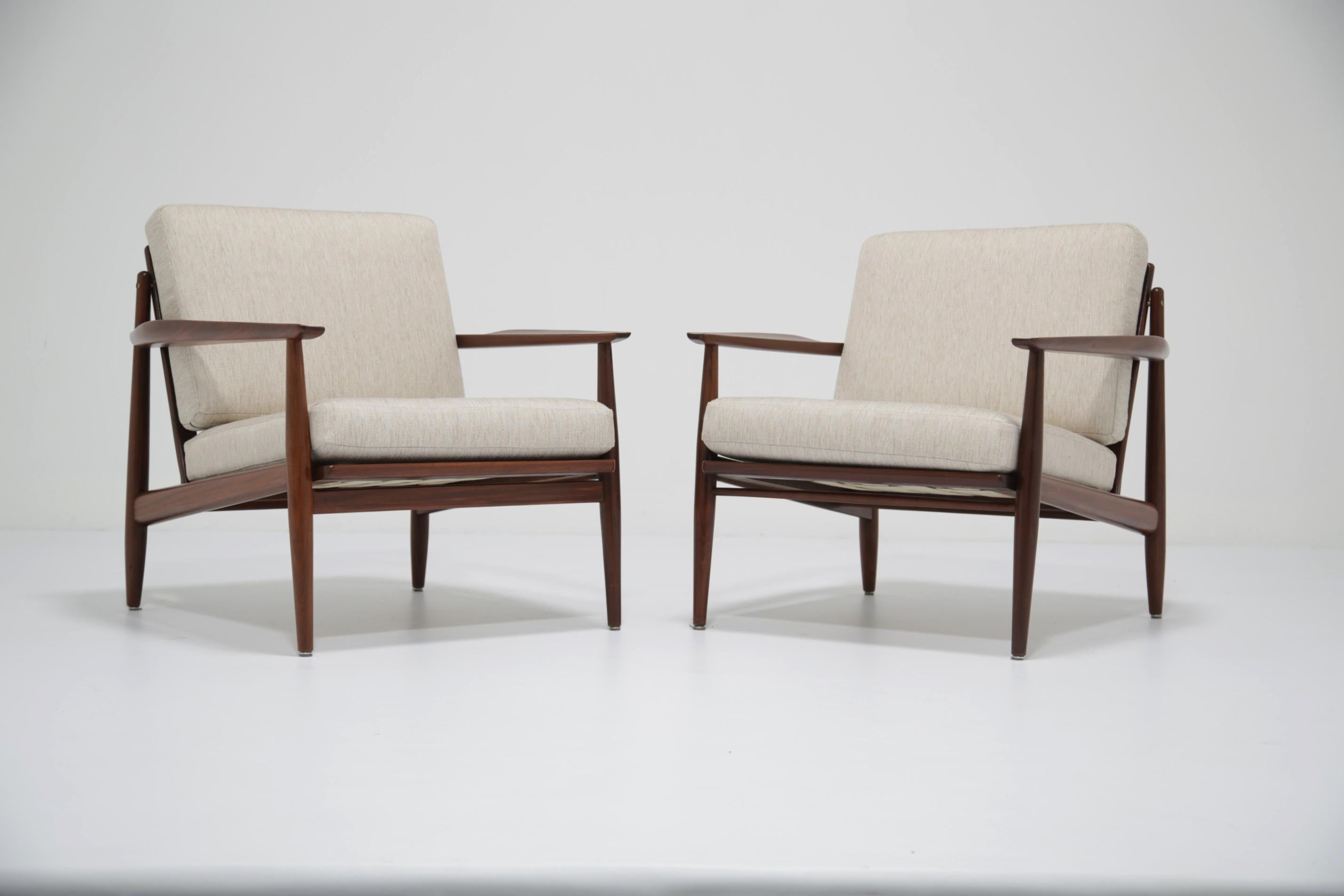 Arne Vodder Pareja de tumbonas de teca de Glostrup, Dinamarca Años 60 Tela en venta