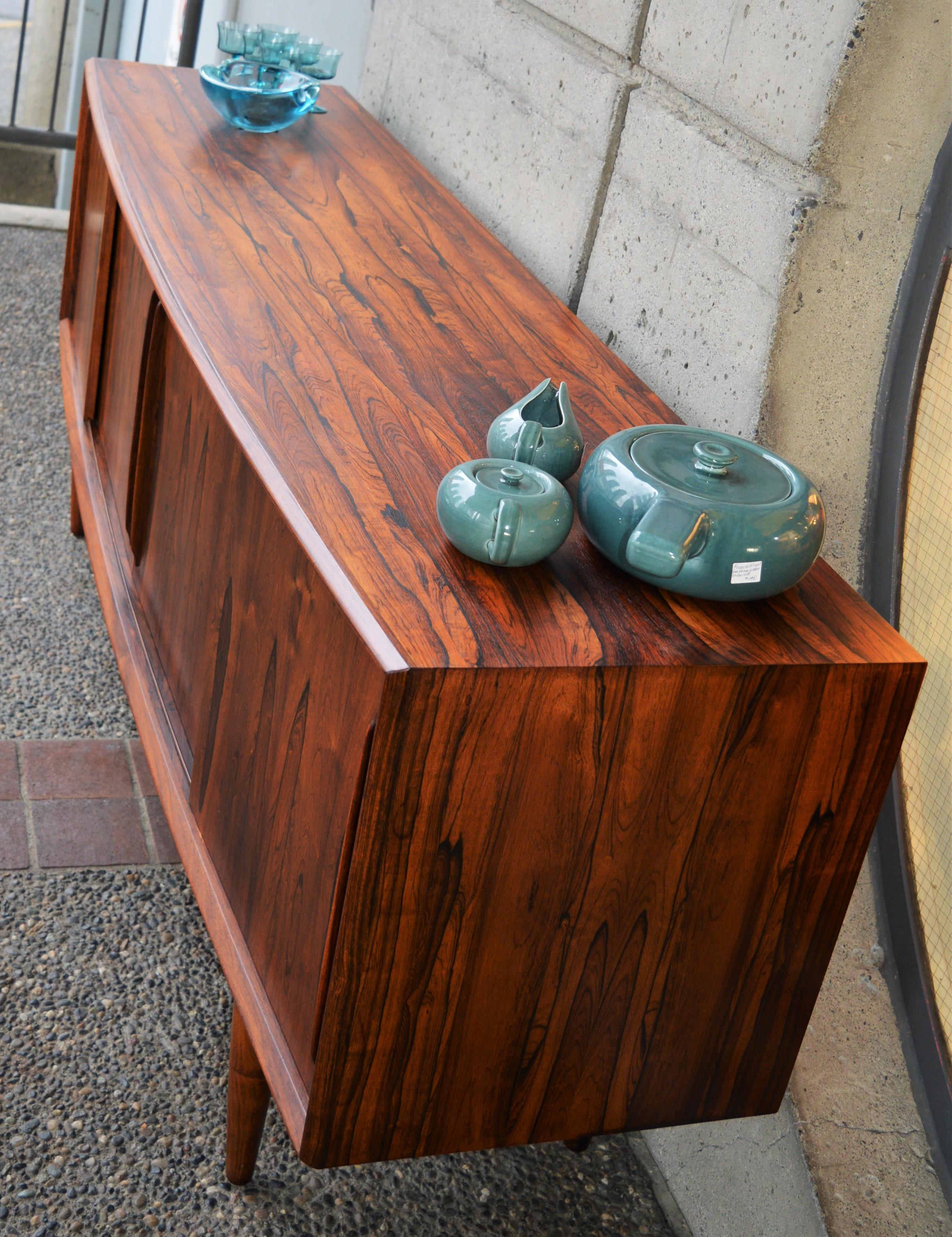 Arne Vodder Rosewood Bow Front Credenza with Teak Interior for HP Hansen In Good Condition In New Westminster, British Columbia