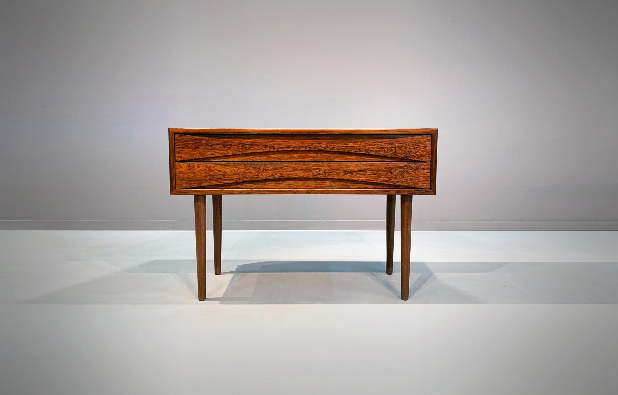 Arne Vodder rosewood cabinet drawer Denmark 1960 modern vintage.

Beautiful cabinet / chest of drawers designed by Arne Vodder and produced by Sibast / Niels Clausen, Denmark in the 1960s. Wonderful grained / structured rosewood. A midcentury