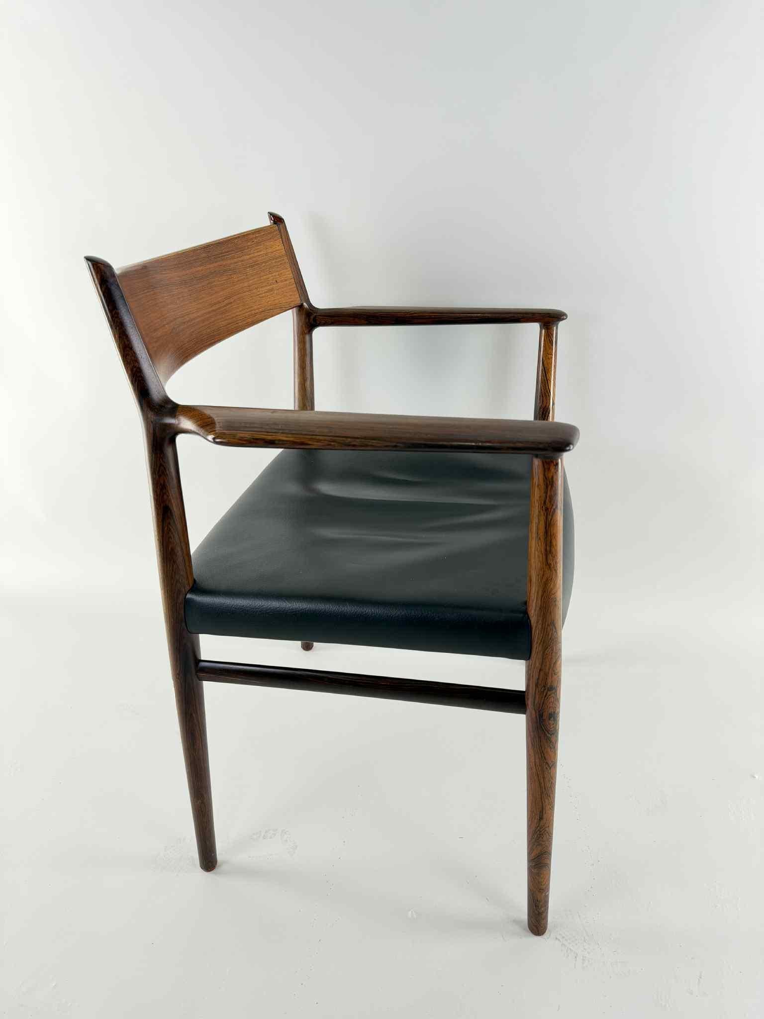 ARNE VODDER (Danemark, 1926-2009) pour Sibast.
Chaise avec accoudoirs. Design/One des années 1960.
En bois de rose et cuir noir.
Dimensions : 79 x 60 x 50 cm ; 45 cm (hauteur du siège).

Cette chaise, conçue par Arne Vodder, est une pièce d'une