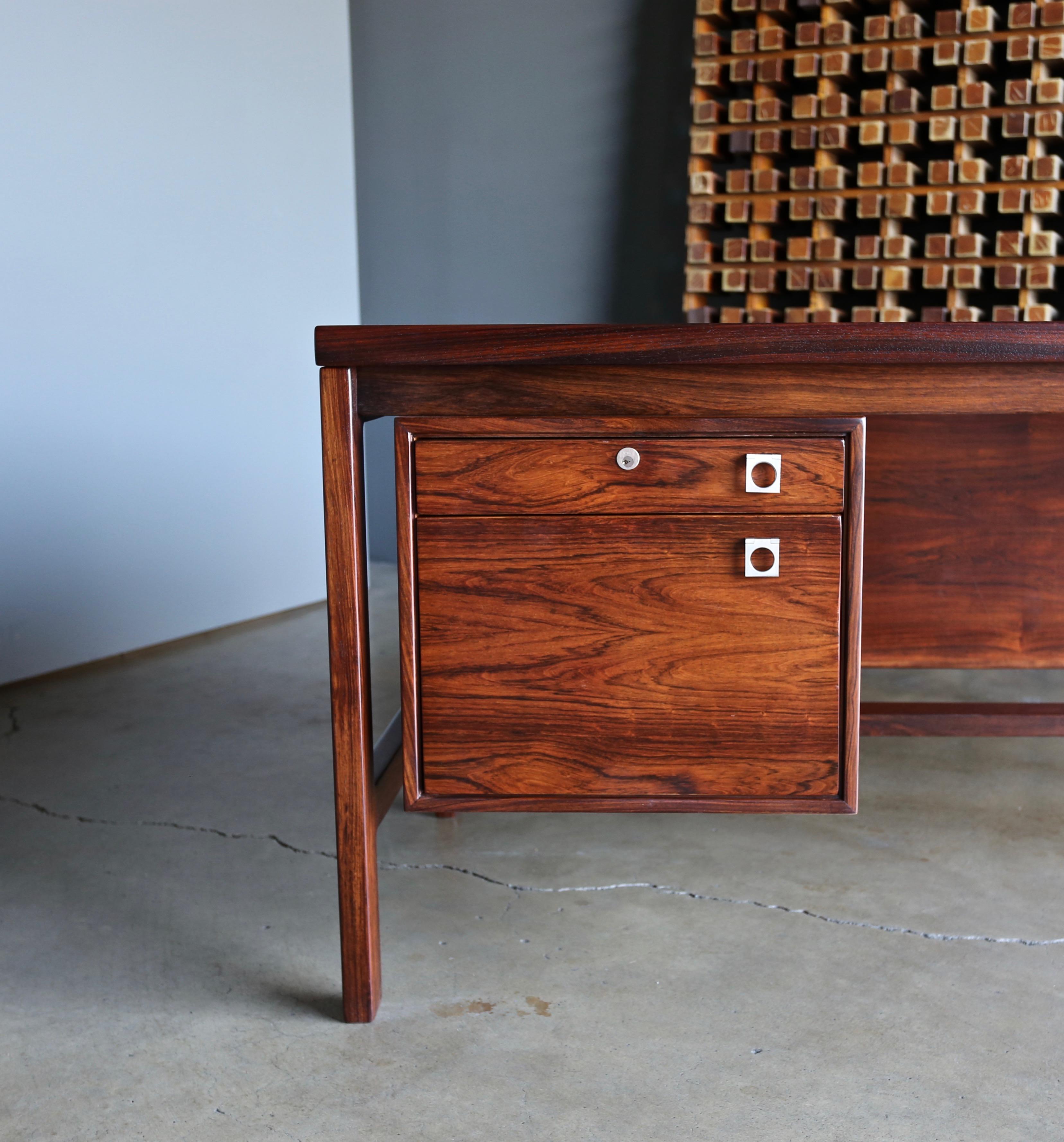 Arne Vodder rosewood executive desk for H.P. Hansen, circa 1960. This piece has been professionally restored.