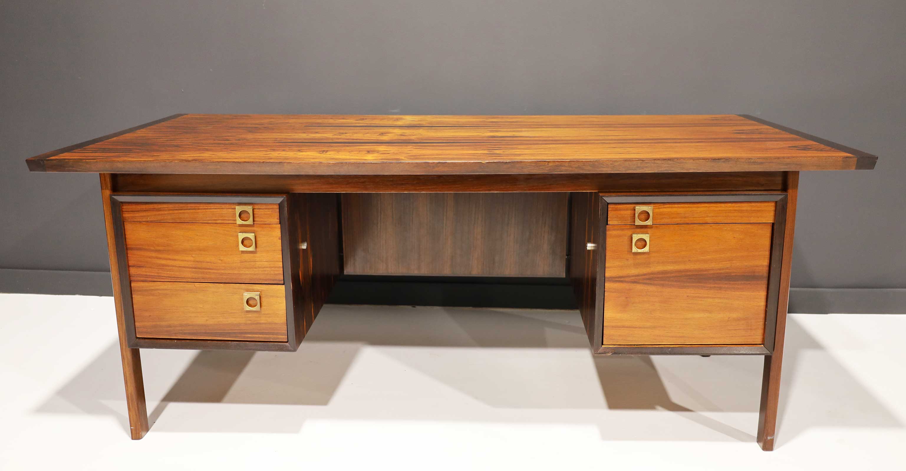 A beautiful highly figured rosewood desk designed by Arne Vodder. Manufactured by Sibast Mobler in Denmark, 1970s.