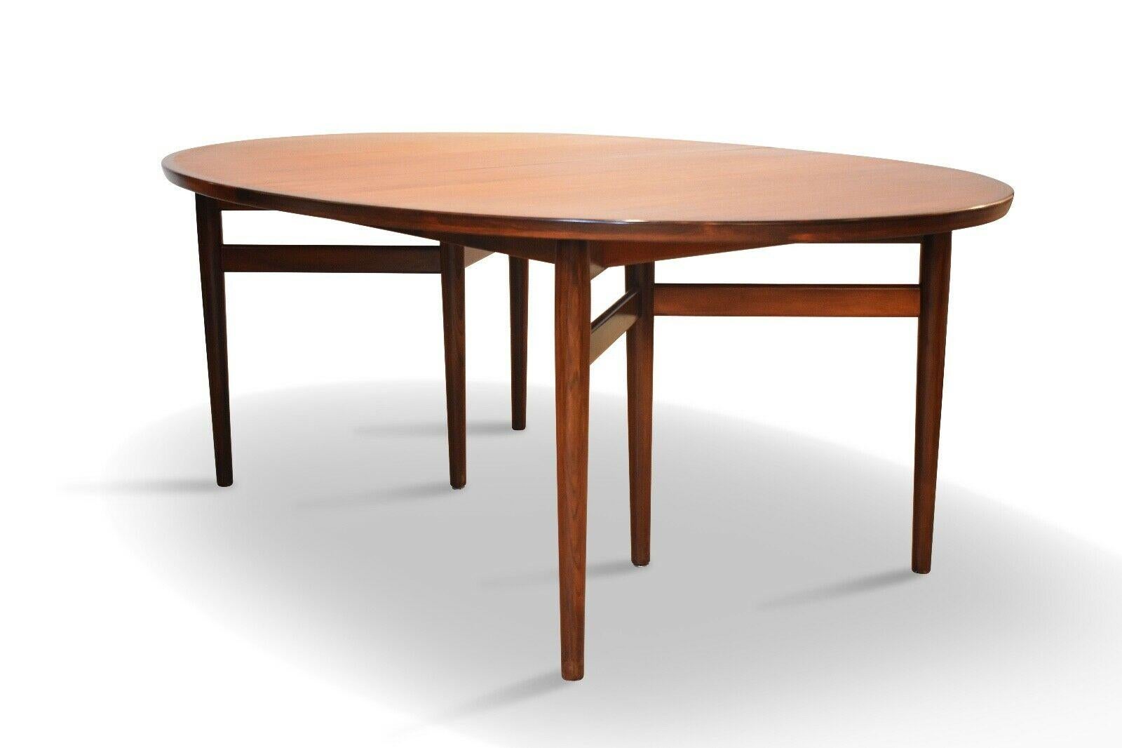 Mid-20th century elliptical oval dining / conference table model 212 in rosewood designed by Arne Vodder and produced by Sibast møbelfabrik in Denmark.

This table is of very high quality and hand built in Denmark, comprising of two leaves and