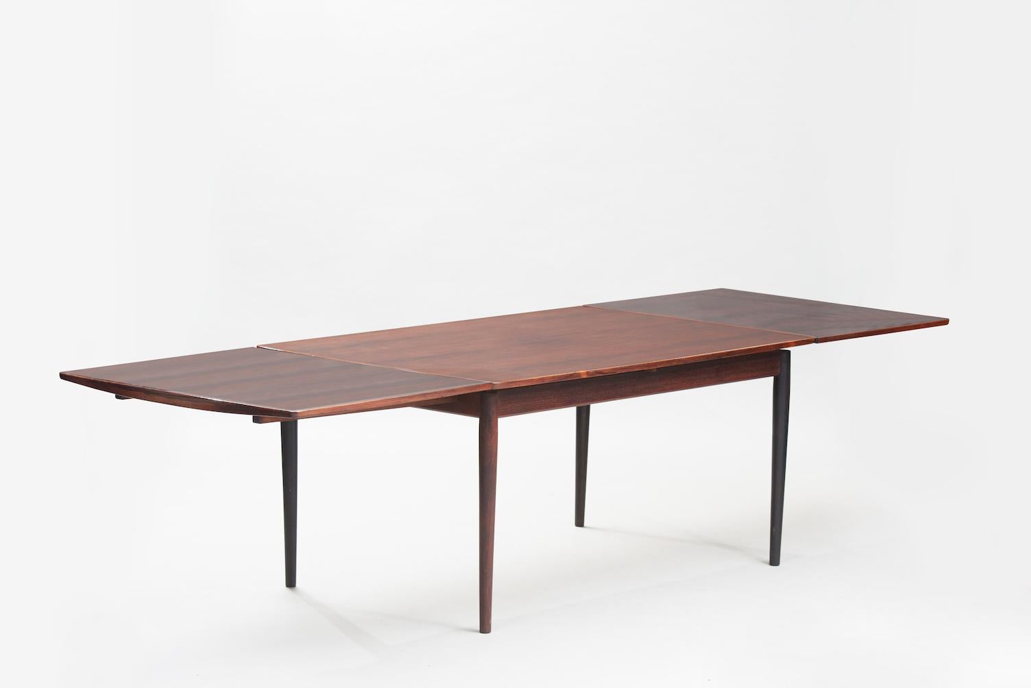 Extendible rosewood rectangular dining table.
Measures: W 150 cm (closed), 296 cm (open)
This item is in original condition, can be sold as it is or fully restored, the price shown is in original condition.