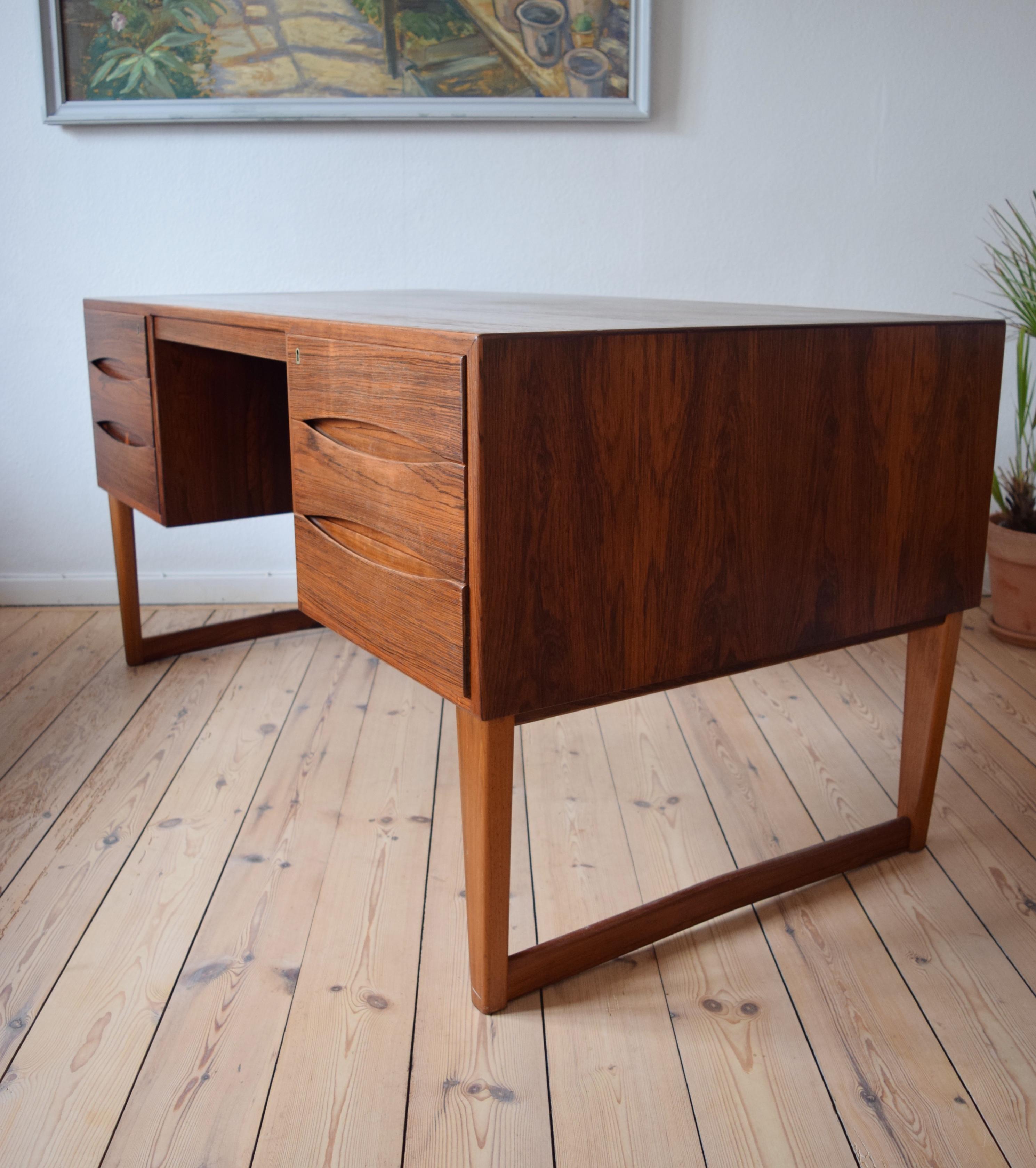 Executive desk in rosewood designed by Arne Vodder for Sibast in the 1960s. Arne Vodder was one of the foremost Danish designers of the 20th century making many iconic pieces including chairs and cabinets. He is probably best well known for his