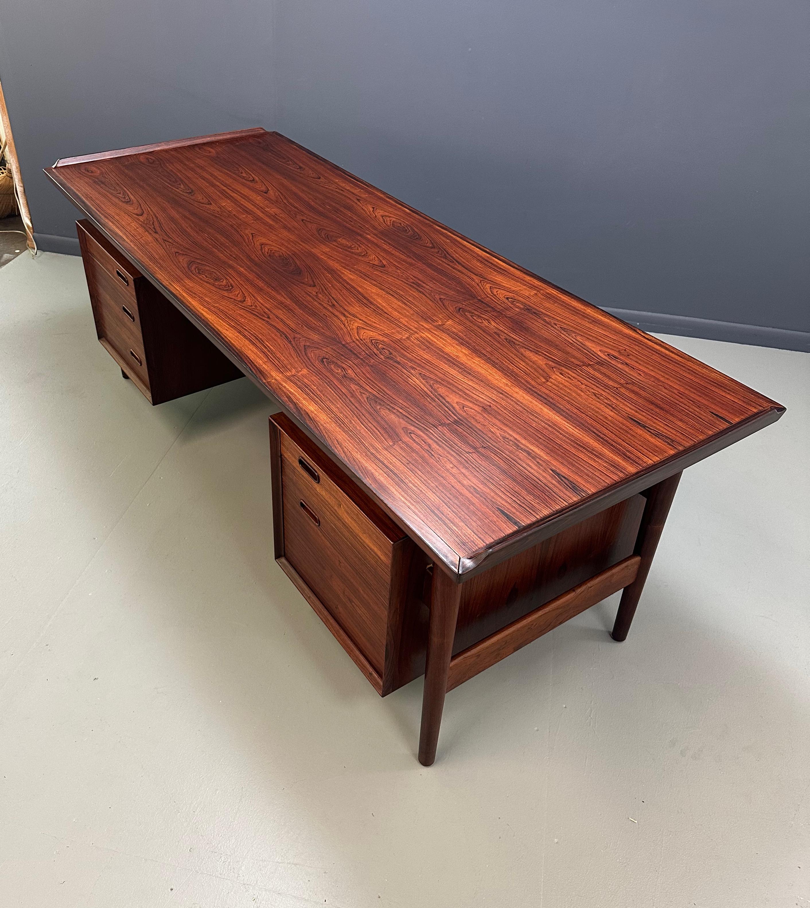 Ein auffälliger, moderner Schreibtisch aus der Jahrhundertmitte, entworfen von Arne Vodder für Sibast, Dänemark, um 1960. Das aus reich gemasertem Palisanderholz gefertigte Stück ist ein Beispiel für Vodders raffinierten Sinn für Proportionen und