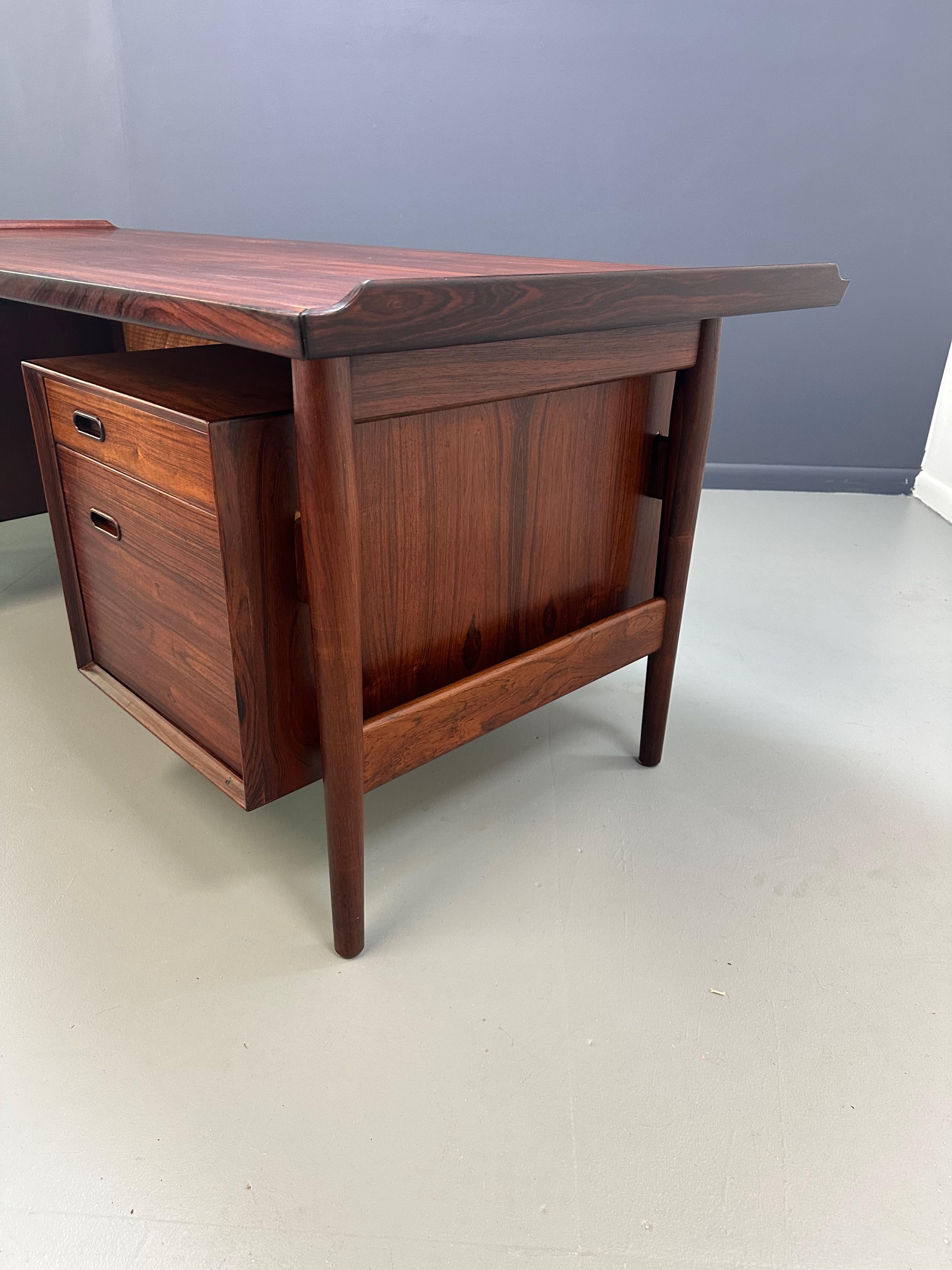 Arne Vodder Rosenholz-Schreibtisch 207 für Sibast, Dänemark, 1960er Jahre (Moderne der Mitte des Jahrhunderts) im Angebot