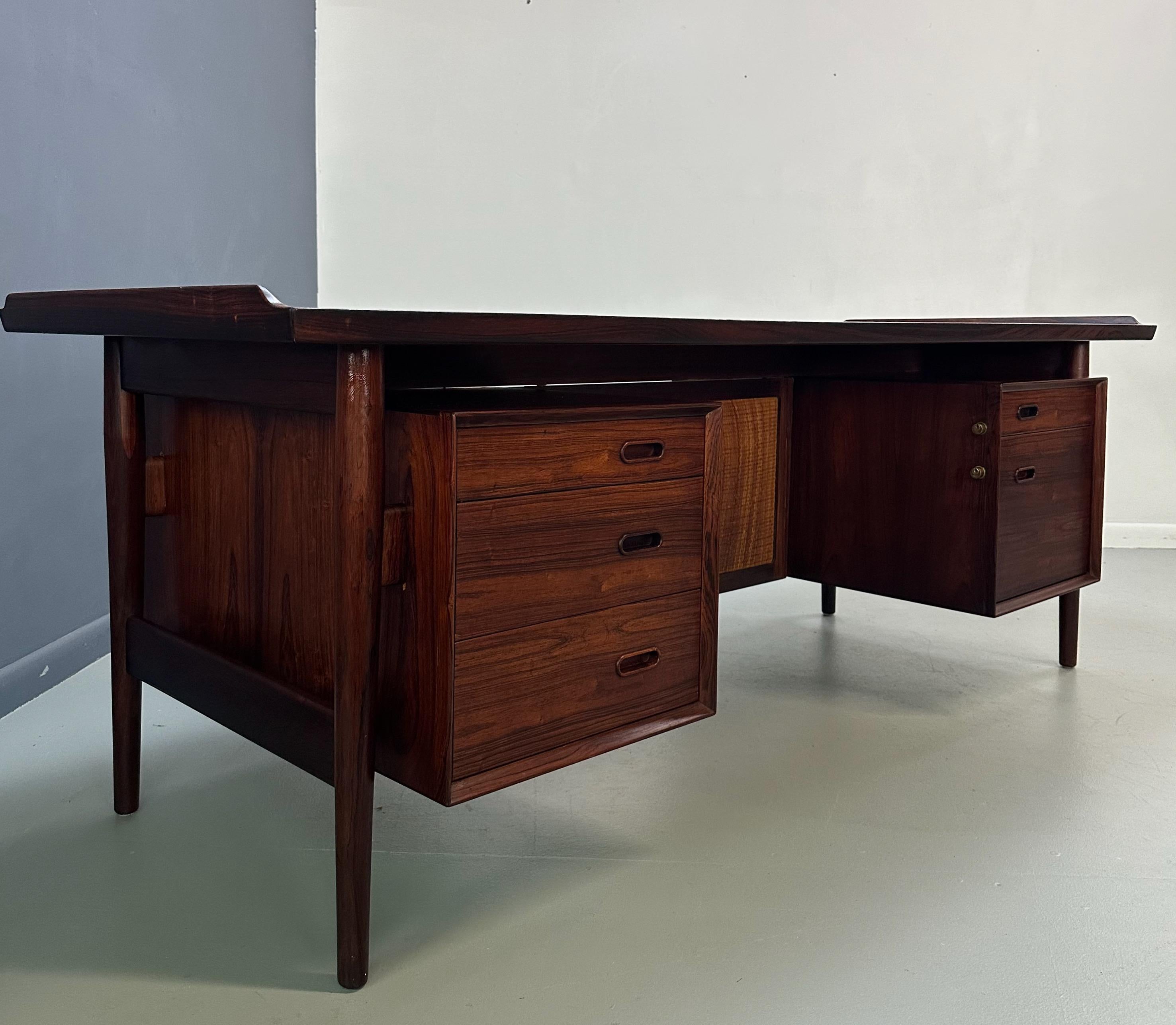 Arne Vodder Rosenholz-Schreibtisch 207 für Sibast, Dänemark, 1960er Jahre (Europäisch) im Angebot