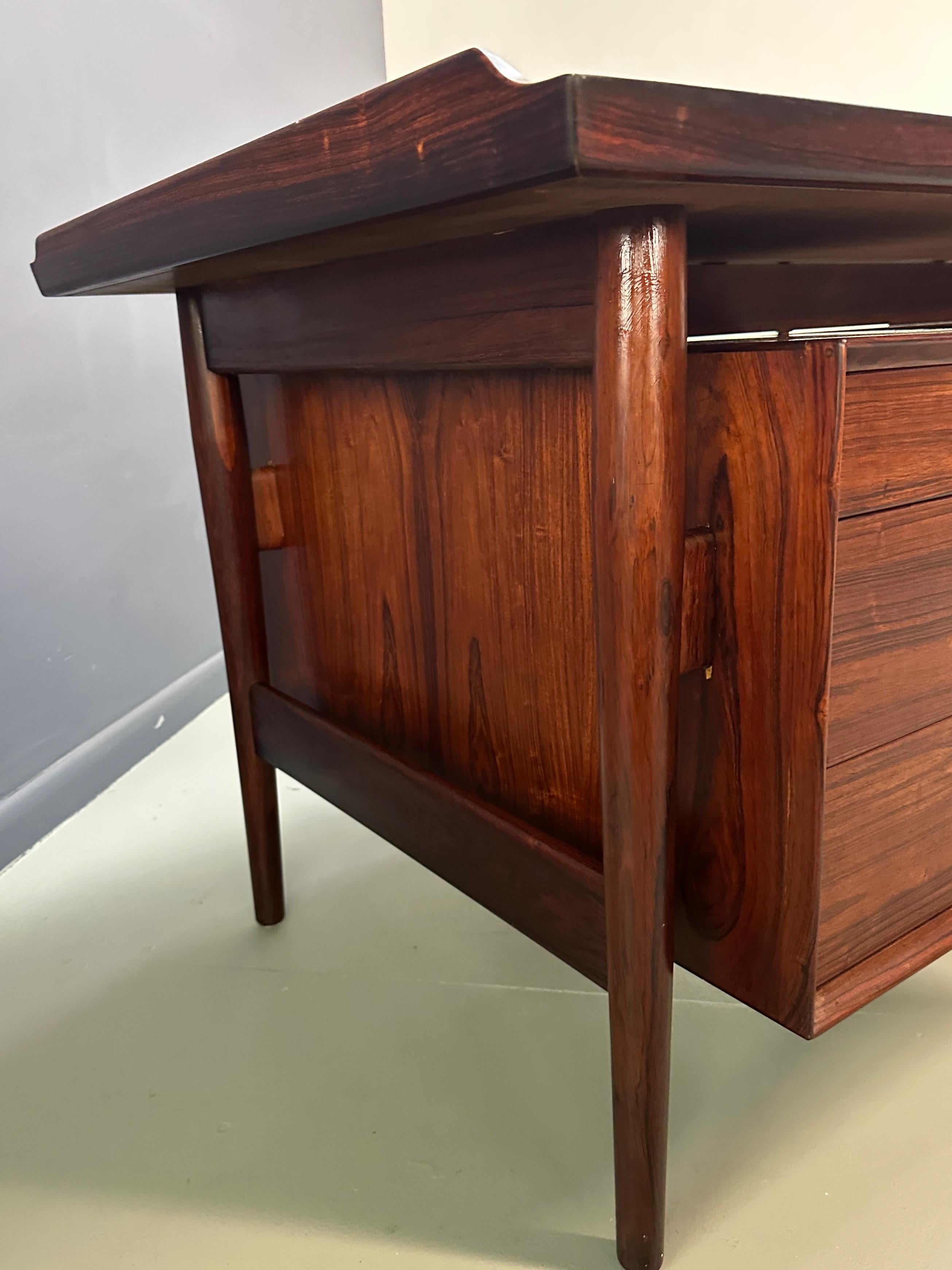 Arne Vodder Rosenholz-Schreibtisch 207 für Sibast, Dänemark, 1960er Jahre im Zustand „Gut“ im Angebot in Philadelphia, PA