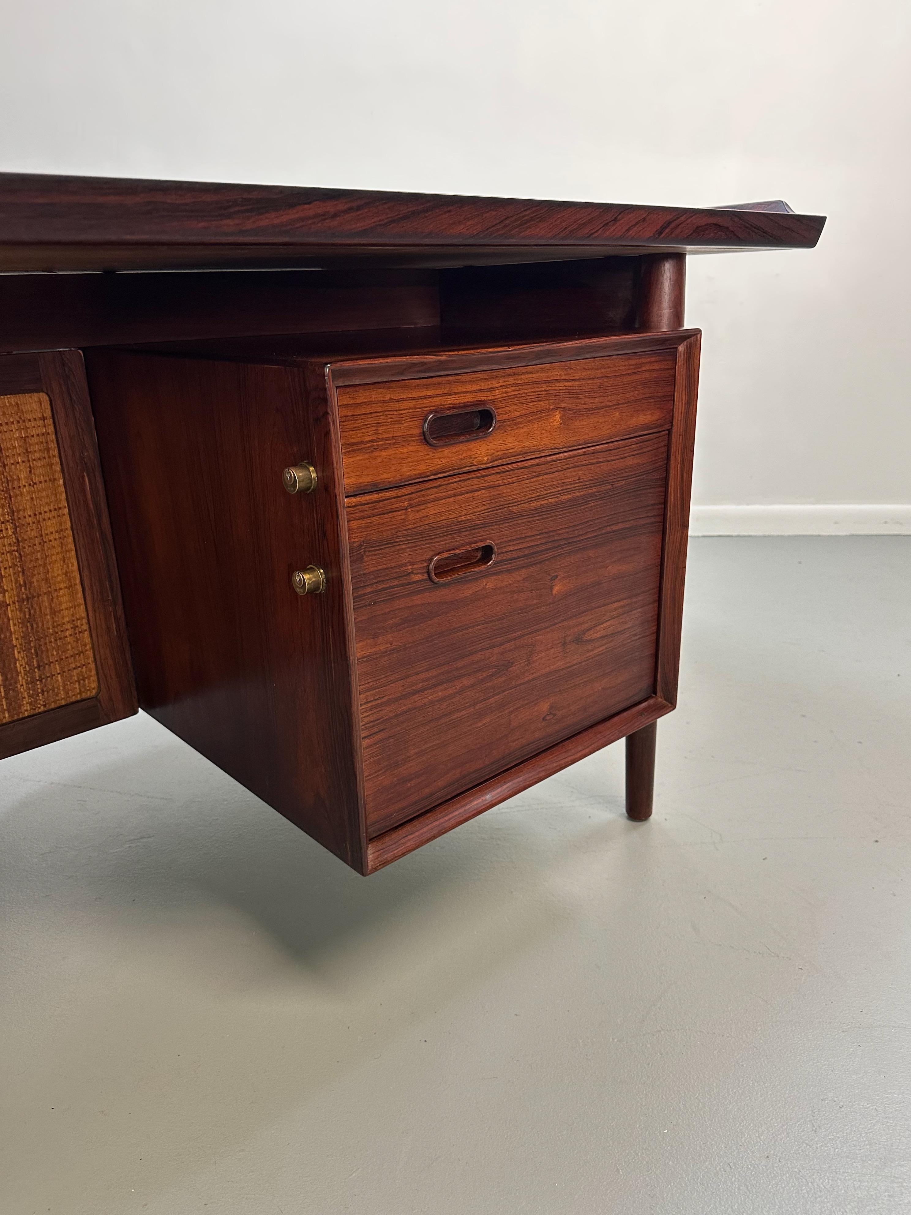 Arne Vodder Rosenholz-Schreibtisch 207 für Sibast, Dänemark, 1960er Jahre (20. Jahrhundert) im Angebot