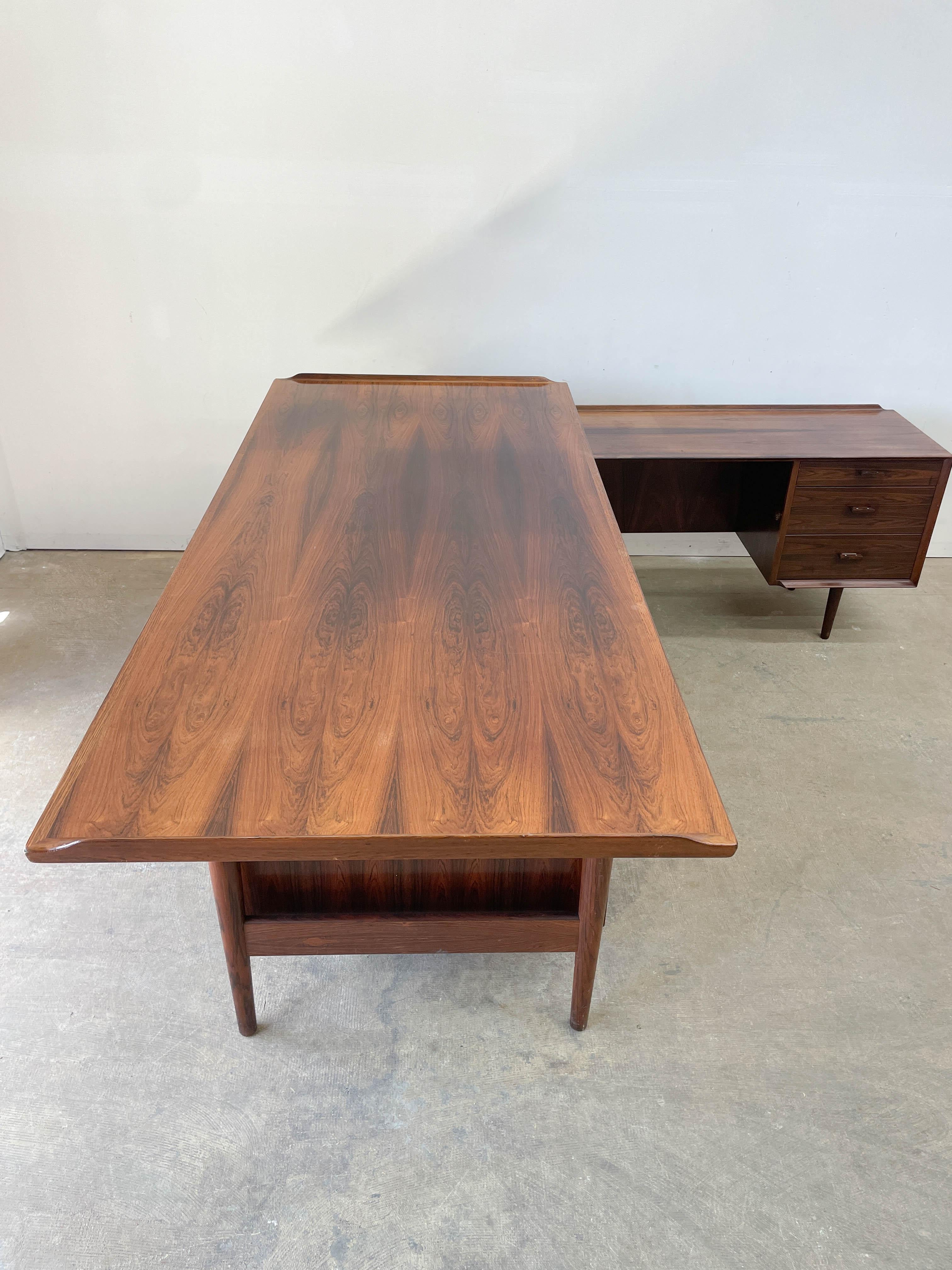 Arne Vodder Rosewood Executive Desk for Sibast In Good Condition In Kalamazoo, MI