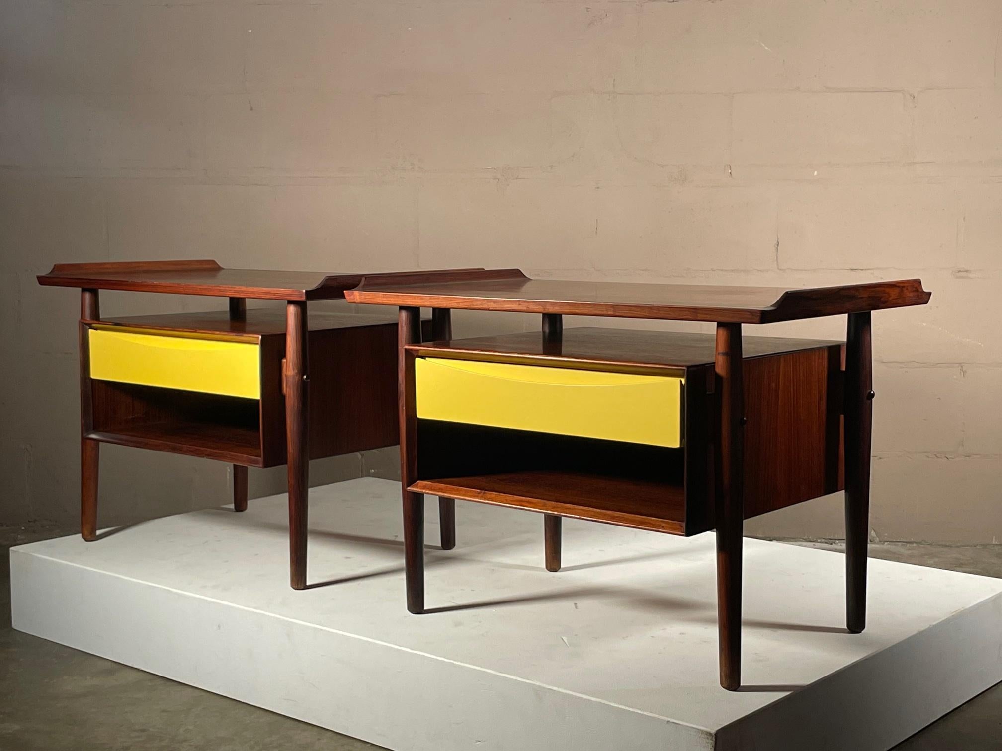 Mid-Century Modern Tables de nuit bois de rose d'Arne Vodder en vente