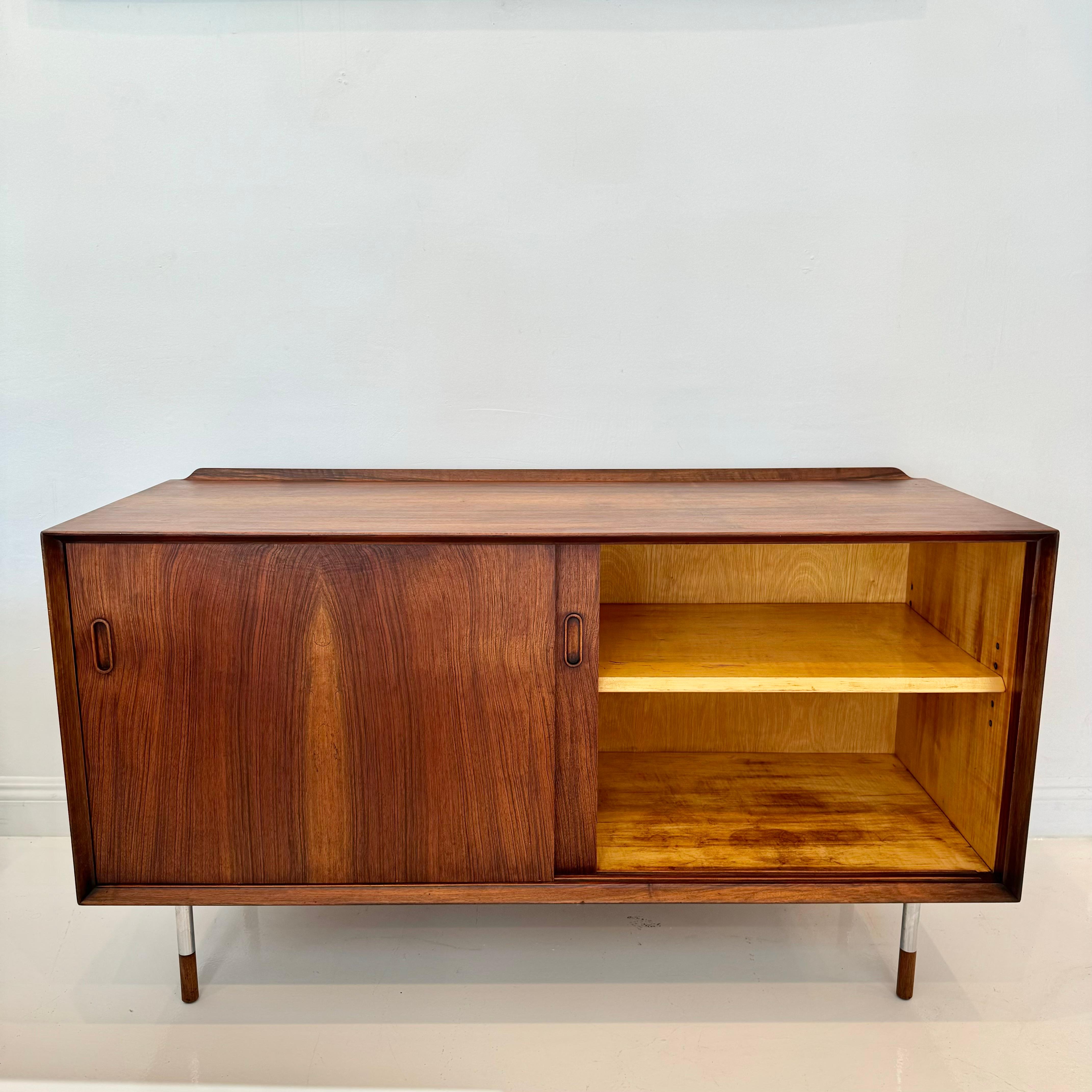 Splendida credenza in palissandro di Arne Vodder per George Tanier. Realizzato in Danimarca negli anni '60, questo pezzo ha una presenza eccezionale e una dimensione perfettamente versatile. L'esterno è composto da tavole in legno massiccio di