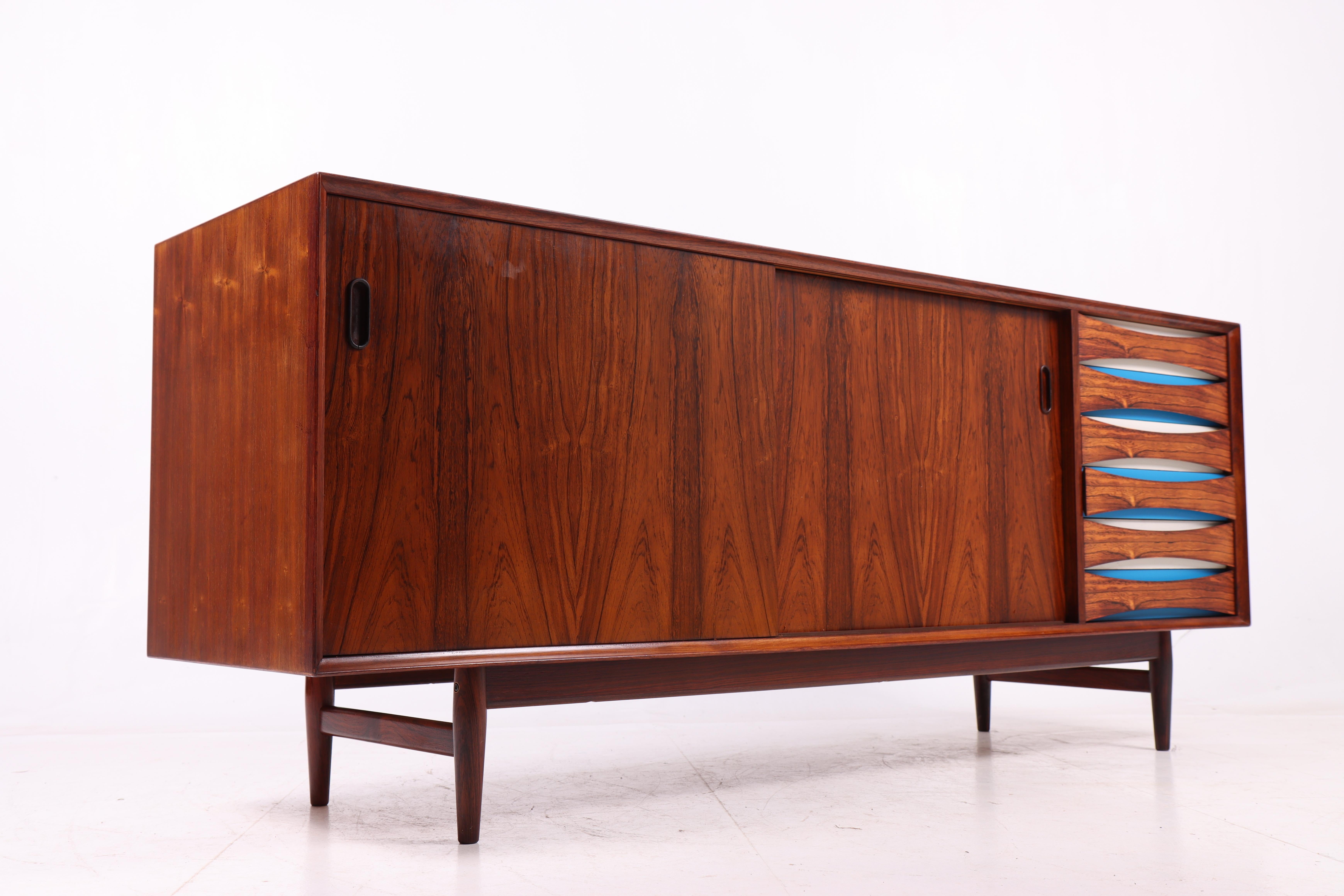 Aparador Arne Vodder de palisandro con cajones de colores, Sibast Møbler, años 50 Escandinavo moderno en venta