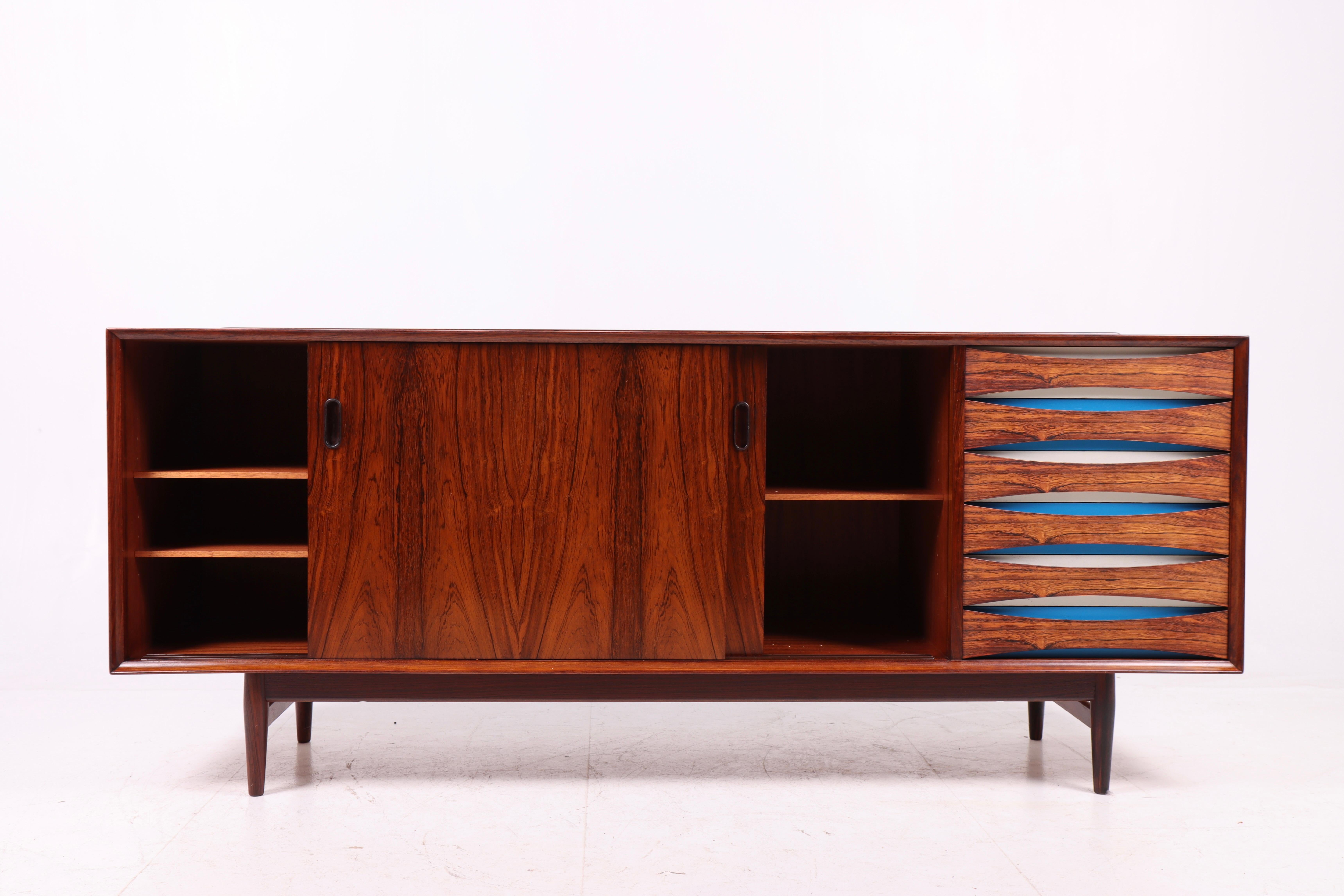 Aparador Arne Vodder de palisandro con cajones de colores, Sibast Møbler, años 50 mediados del siglo XX en venta