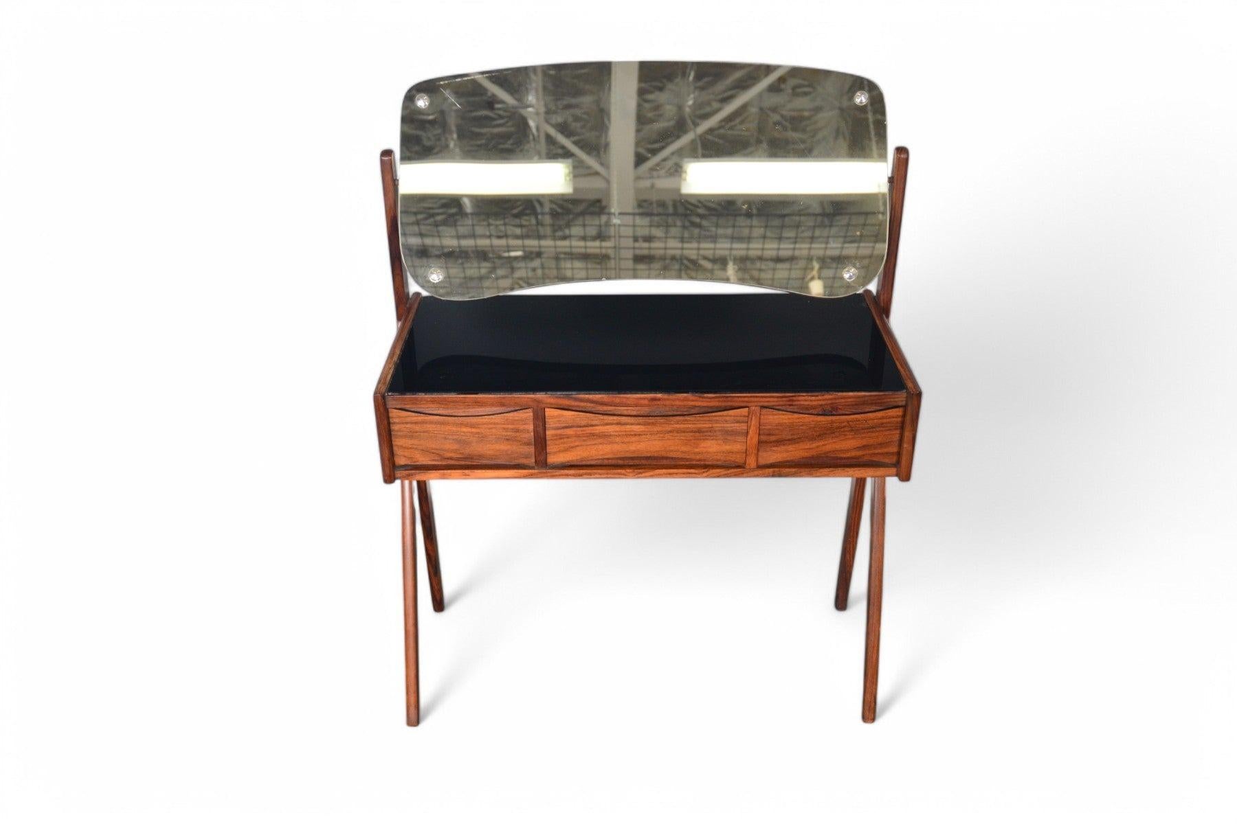 Origine: Danimarca
Designer: Arne Vodder
Produttore: Sconosciuto
Epoca: anni '60
Materiali: Palissandro
Misure: 32