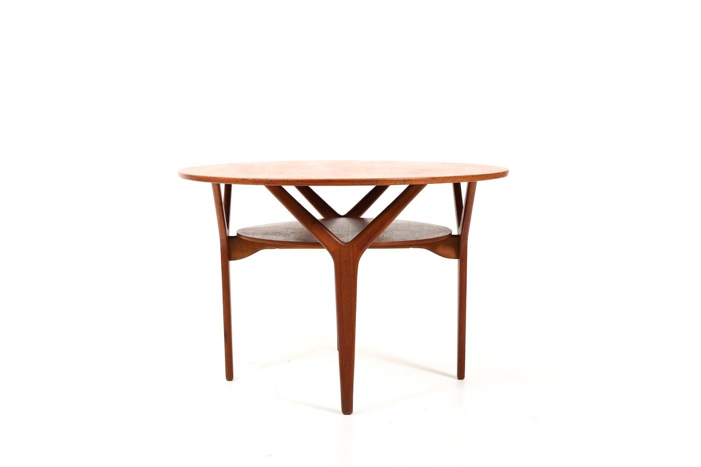 Round rarely offered Arne Vodder teak sofa table. Designed 1958. Produced by Vamo Sønderborg Denmark 1960s. Also suitable for the matching sofa series by Arne Vodder & Anton Borg for Vamo Sønderborg. In very good vintage condition, with normal