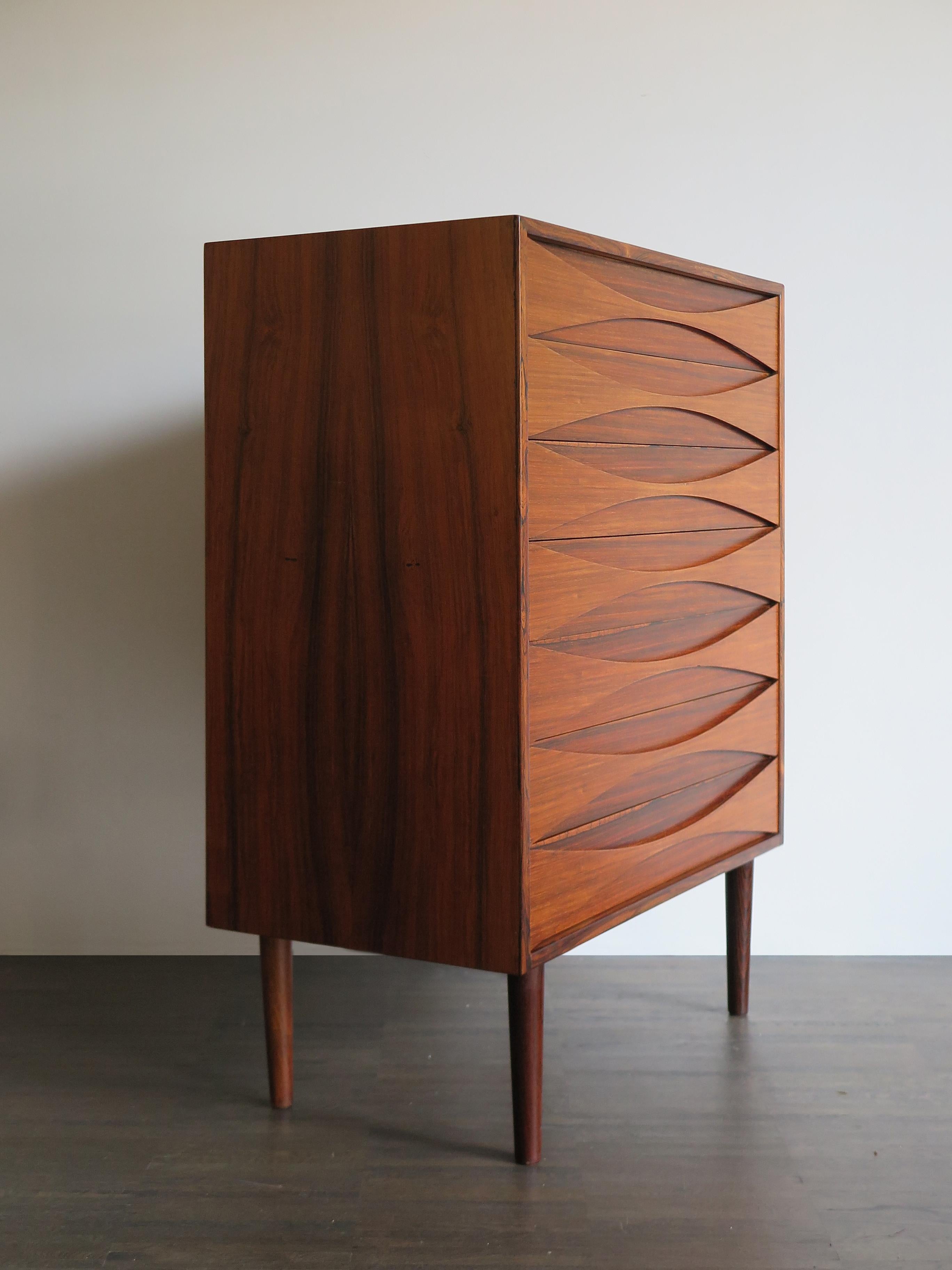 Famous and very rare Danish Mid-Century Modern design dark wood chest of drawers designed by Arne Vodder for N.C Møbler, 1950s

Please note that the item is original of the period and this shows normal signs of age and use.