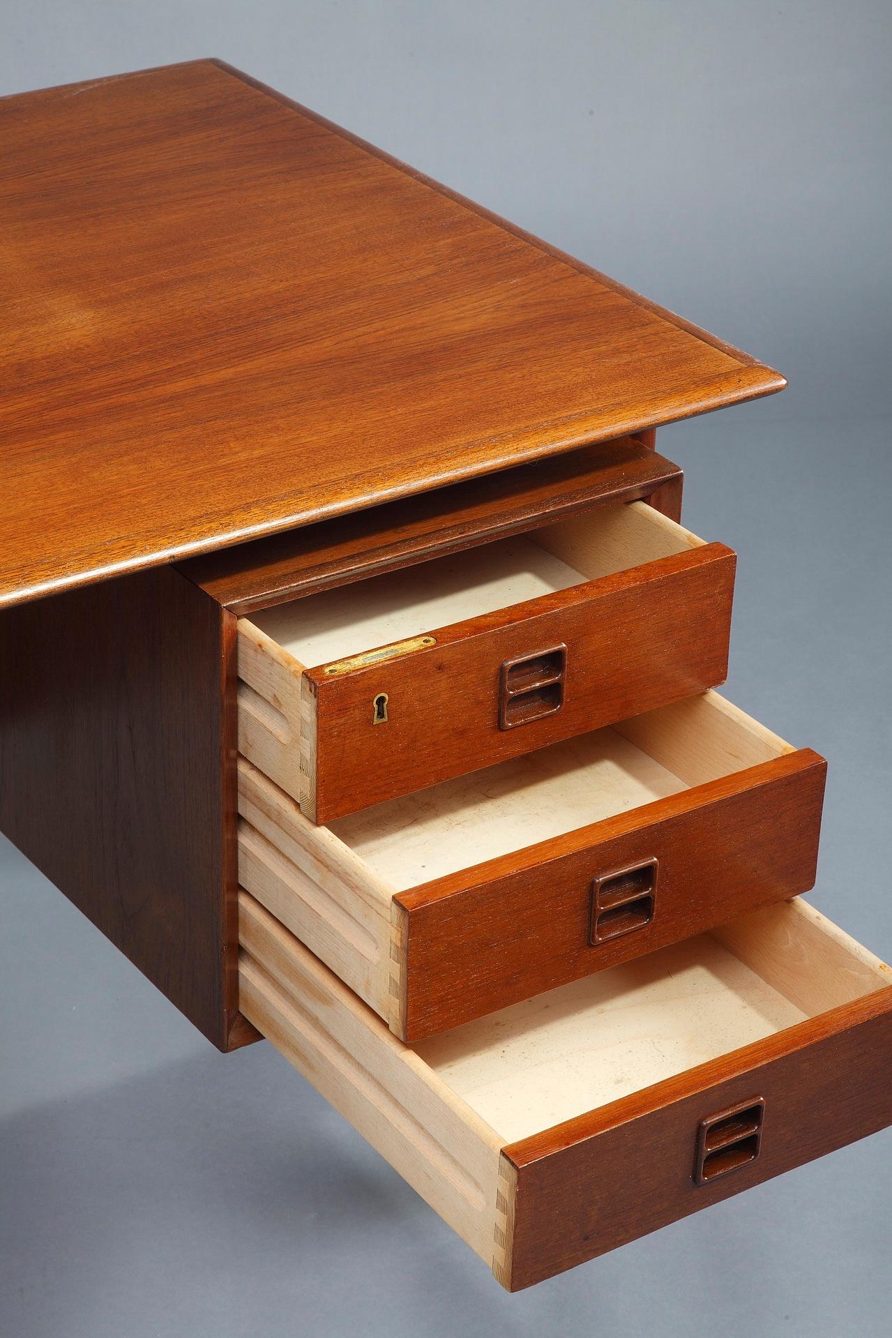 Arne Vodder, Scandinavian Desk Manufactured by Sibast In Good Condition In Paris, FR