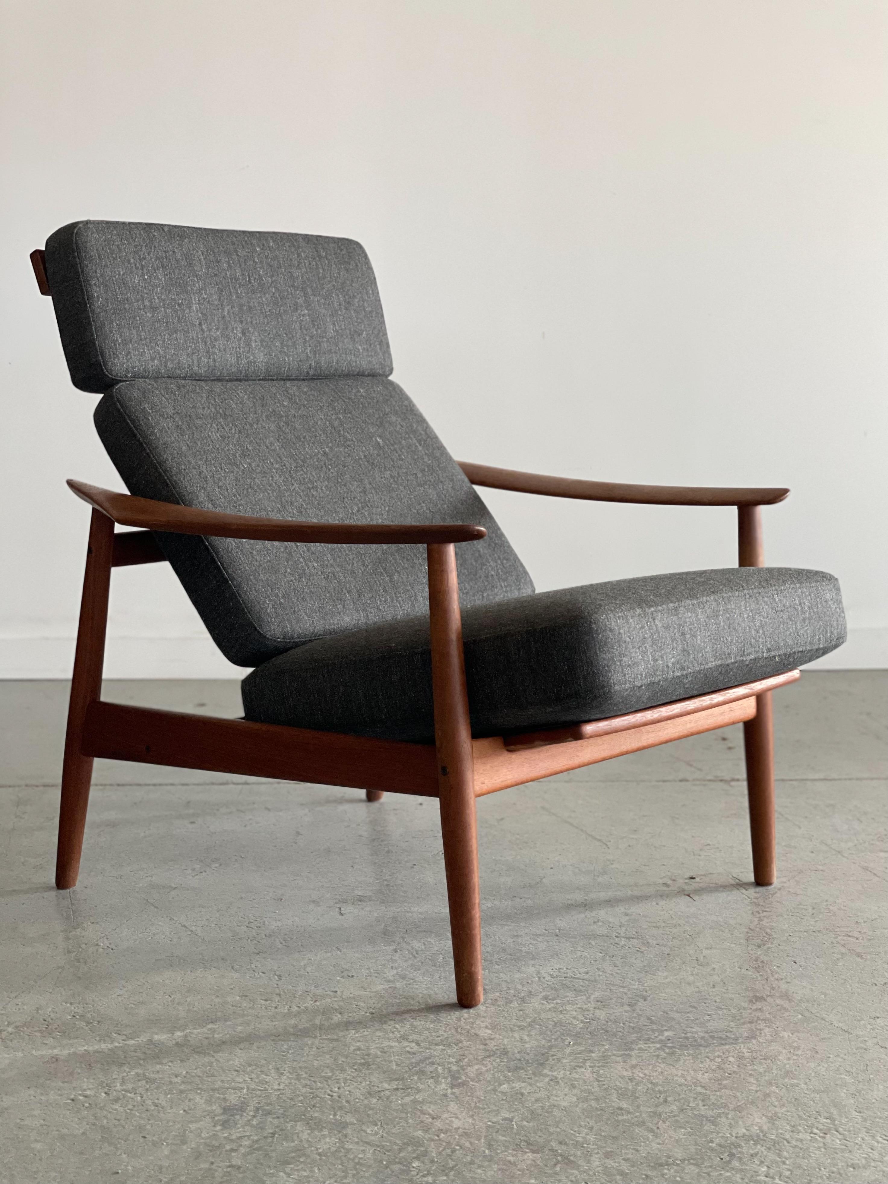 Arne Vodder Sculpted Teak Reclining Lounge Chair for France & Son In Good Condition For Sale In Winnipeg, MB