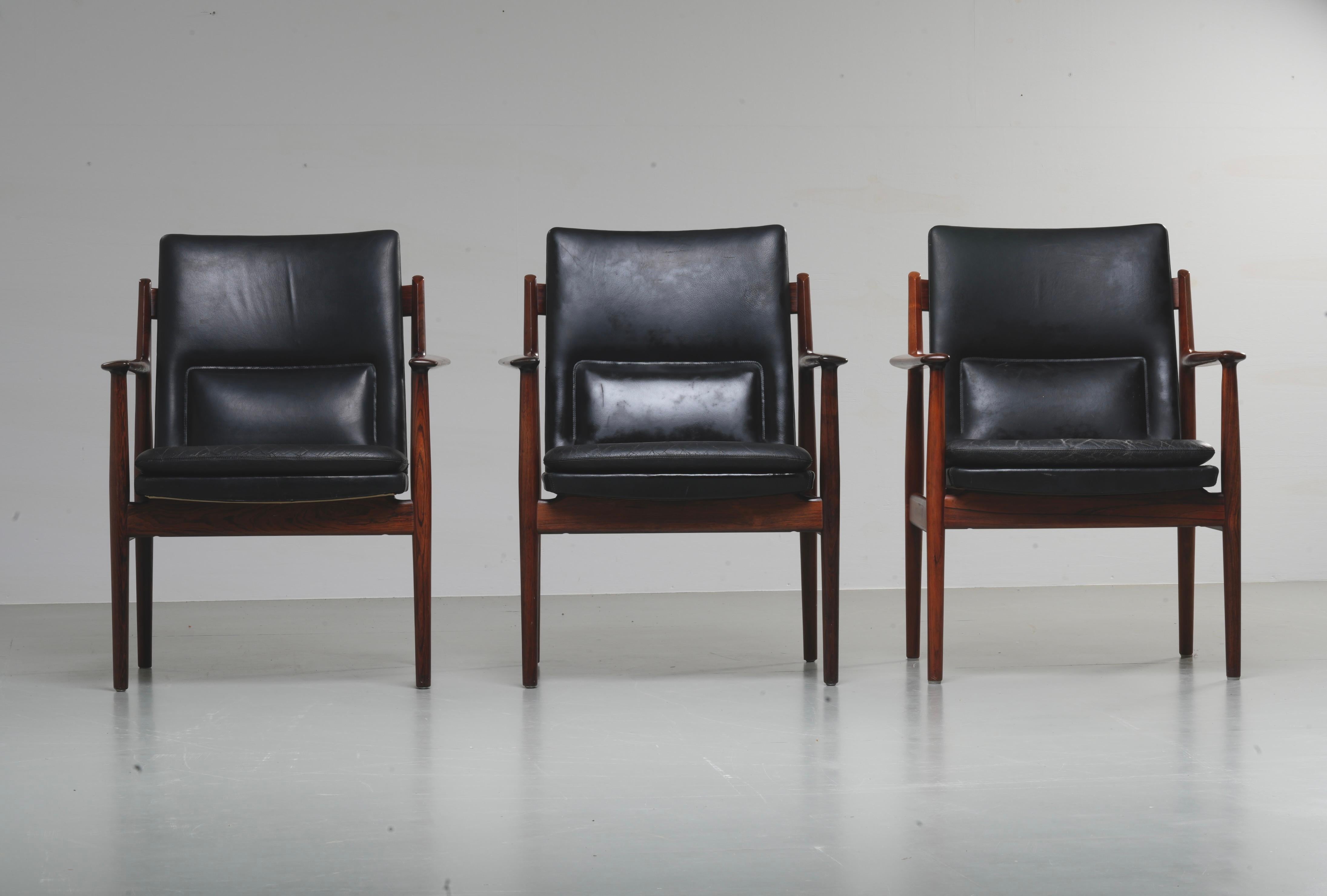 Set di 3 poltrone in legno massiccio di palissandro brasiliano e pelle di Arne Vodder per Sibast, Danimarca, anni '60.

Contrassegnato

Ammortizzazione originale. La pelle è ancora in buono stato. Un po' incrinato ma ancora intatto, con tanta patina