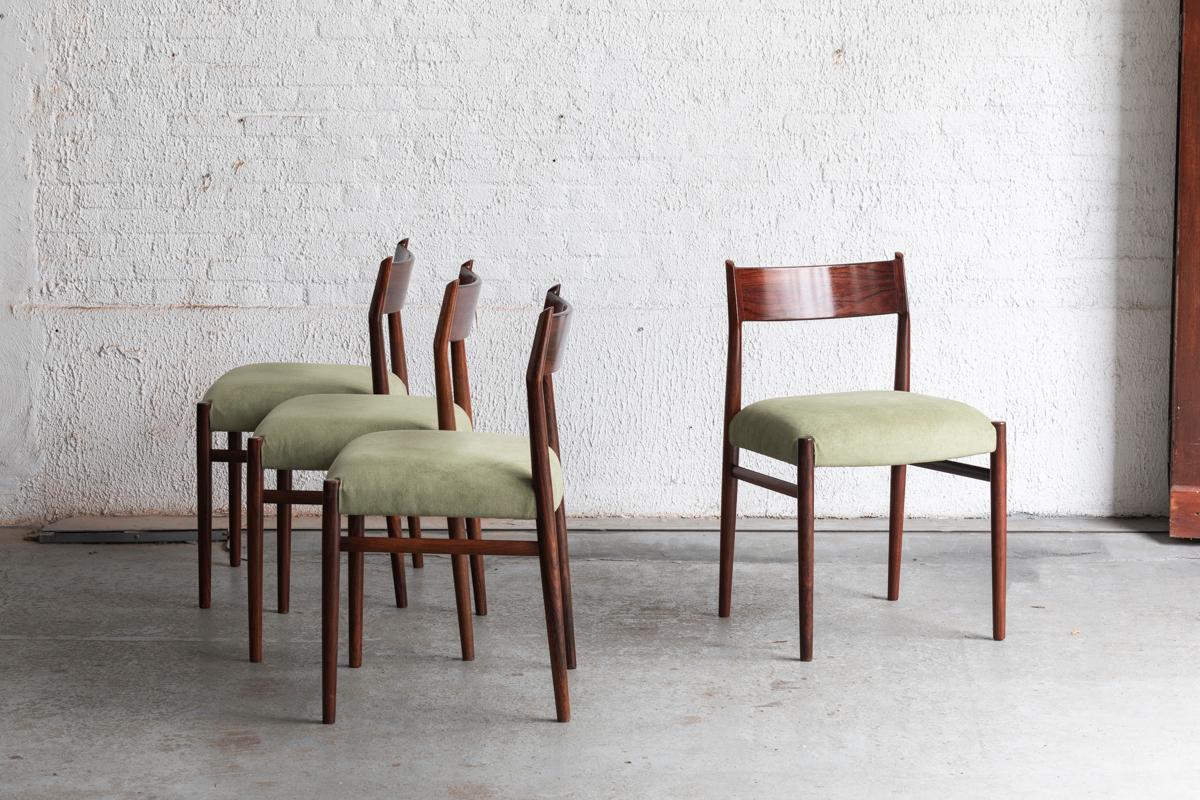 Set of 4 dining chairs designed by Arne Vodder and produced by Sibast in Denmark in the 1960’s. The chairs feature a solid rosewood frame with a re-upholstered moss green seating. In very good condition as shown in the pictures.

H: 80 cm
W: 49