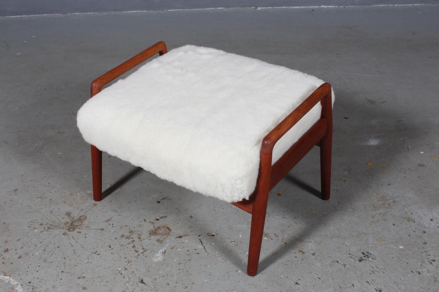 Arne Vodder Set of Lounge Chairs and Ottoman in Sheepskin 7