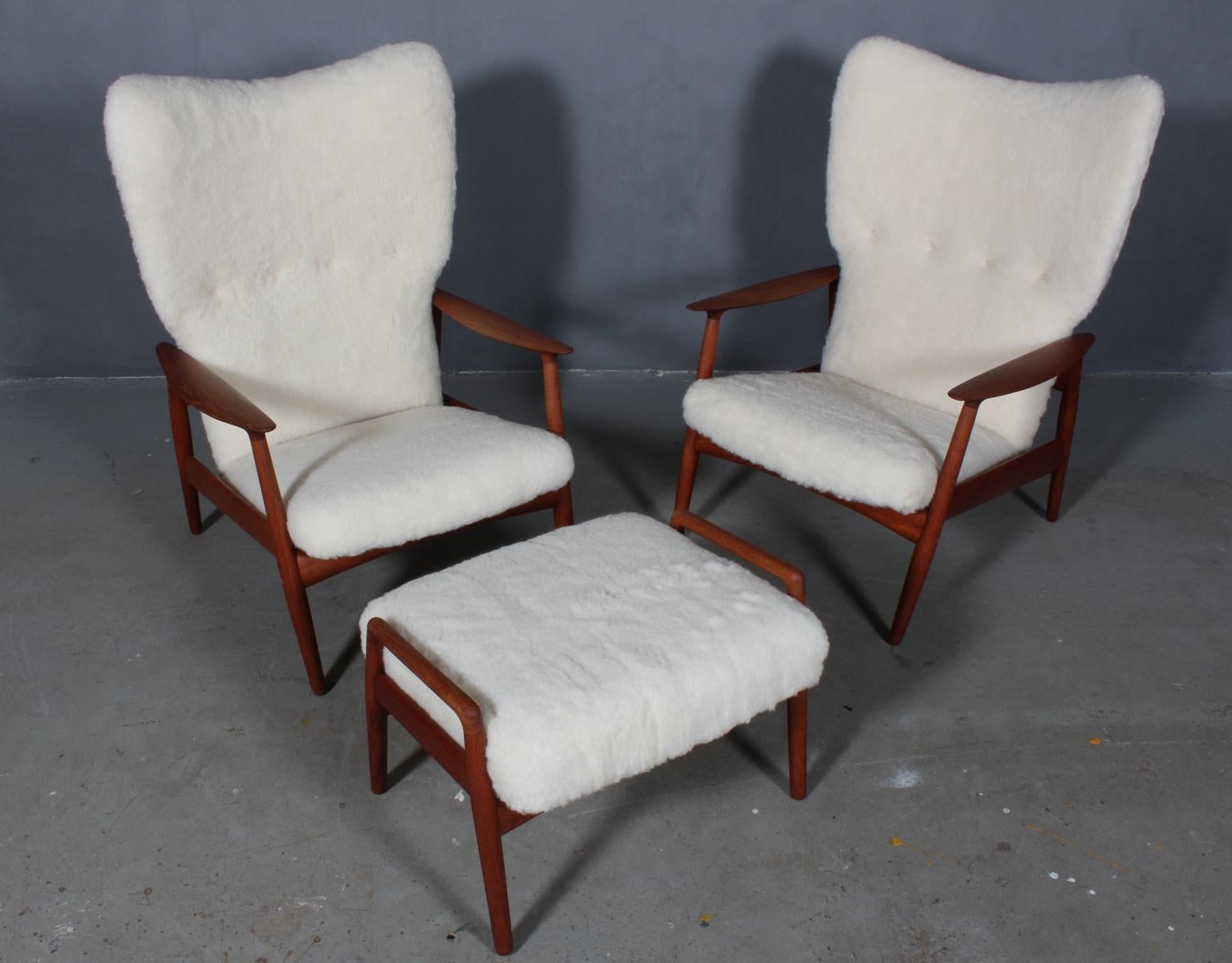 Arne Vodder set of lounge chairs with ottoman new upholstered with sheepskin with buttons.

Organic shaped frame of solid teak.

Made by Bovirke.

 