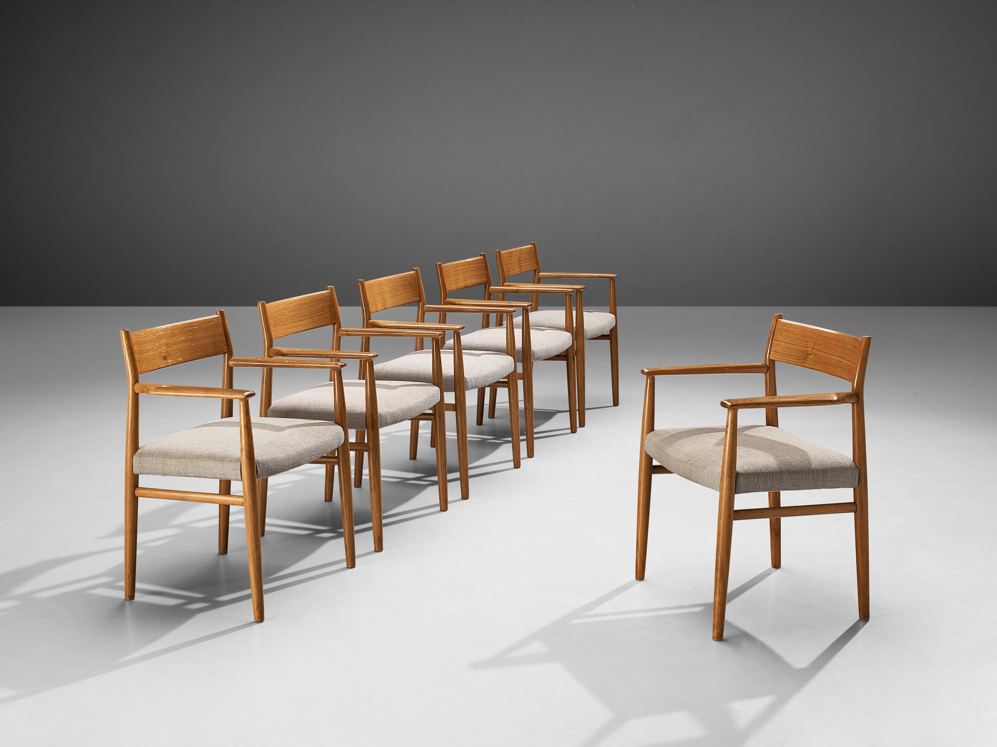 Arne Vodder pour Sibast Møbler, ensemble de six chaises de salle à manger modèle '418', noyer, tissu, Danemark, années 1960

Ce modèle présente un cadre sculptural caractéristique, exécuté en noyer chaud. Les pieds légèrement effilés avec des